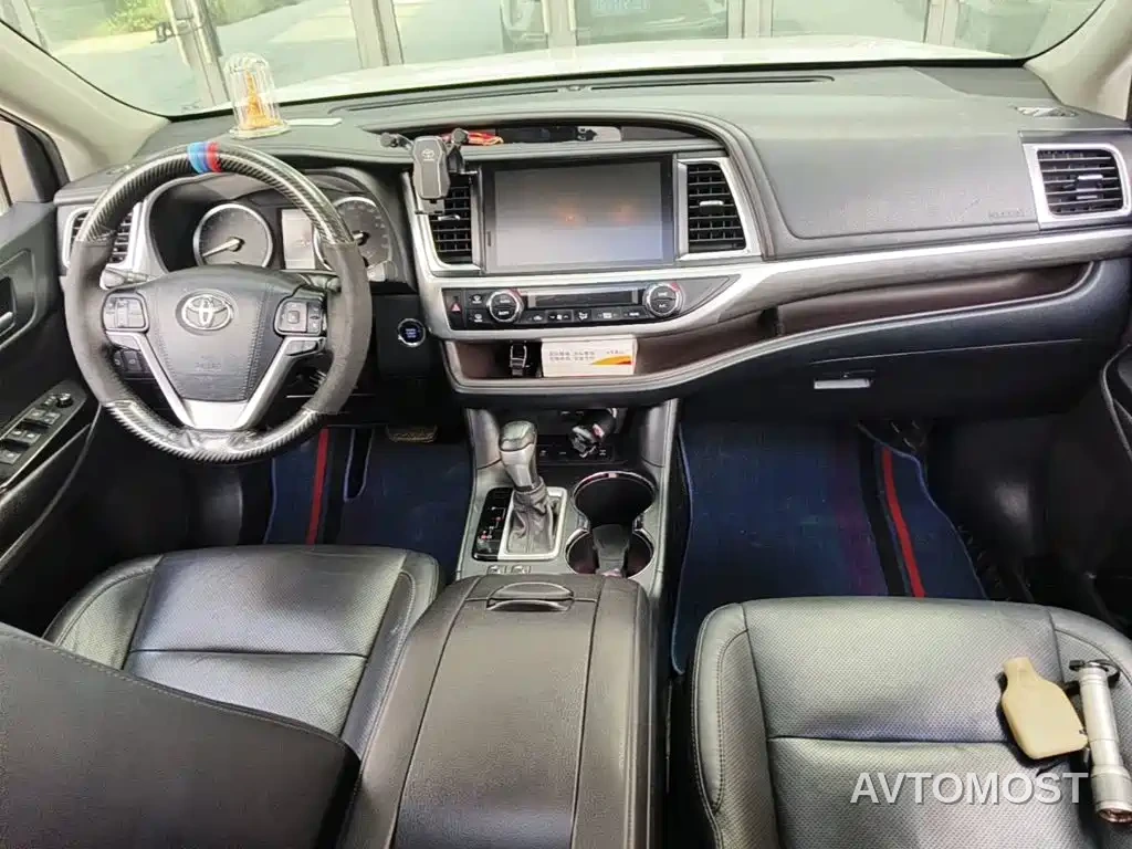 Toyota Highlander — фото 12