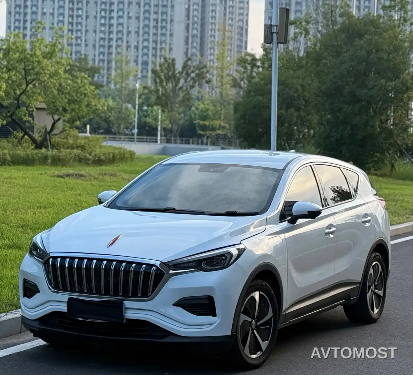Hongqi E-HS3 2019 Smart Connection Flag Joy FWD Version — фото 3