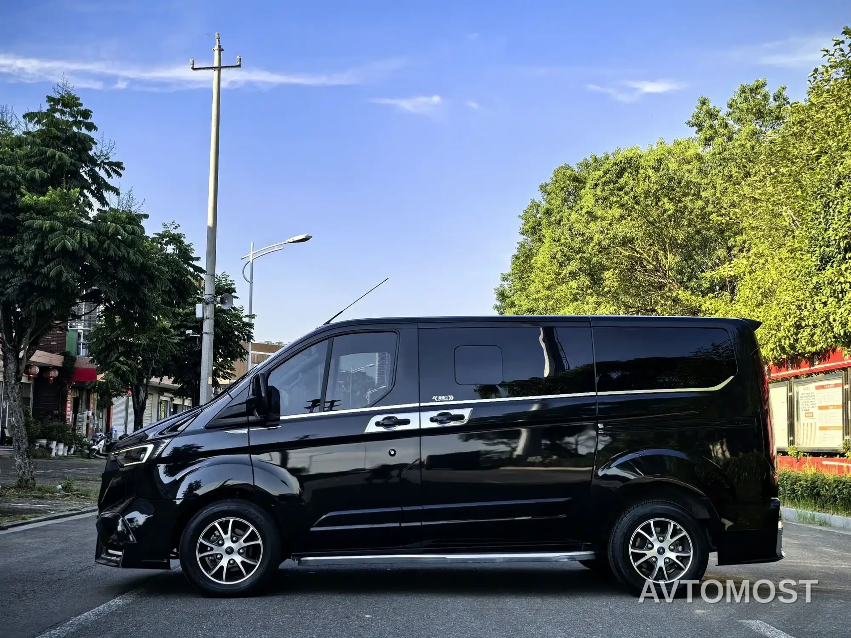 Ford Tourneo 2023 Model 2.0T Auto Premium Edition — фото 3