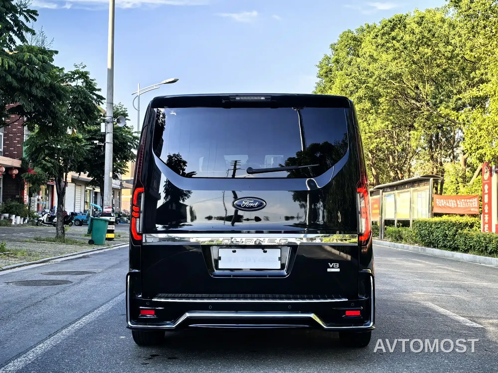 Ford Tourneo 2023 Model 2.0T Auto Premium Edition — фото 4