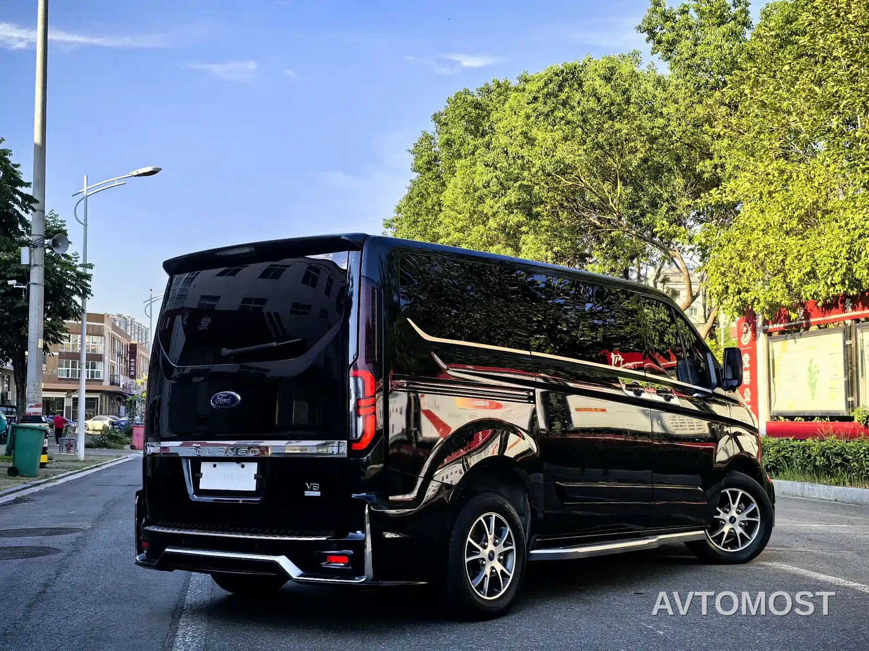 Ford Tourneo 2023 Model 2.0T Auto Premium Edition — фото 5