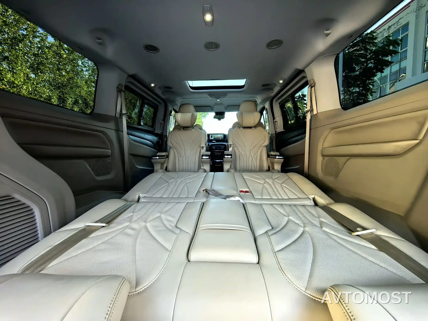 Ford Tourneo 2023 Model 2.0T Auto Premium Edition — фото 10