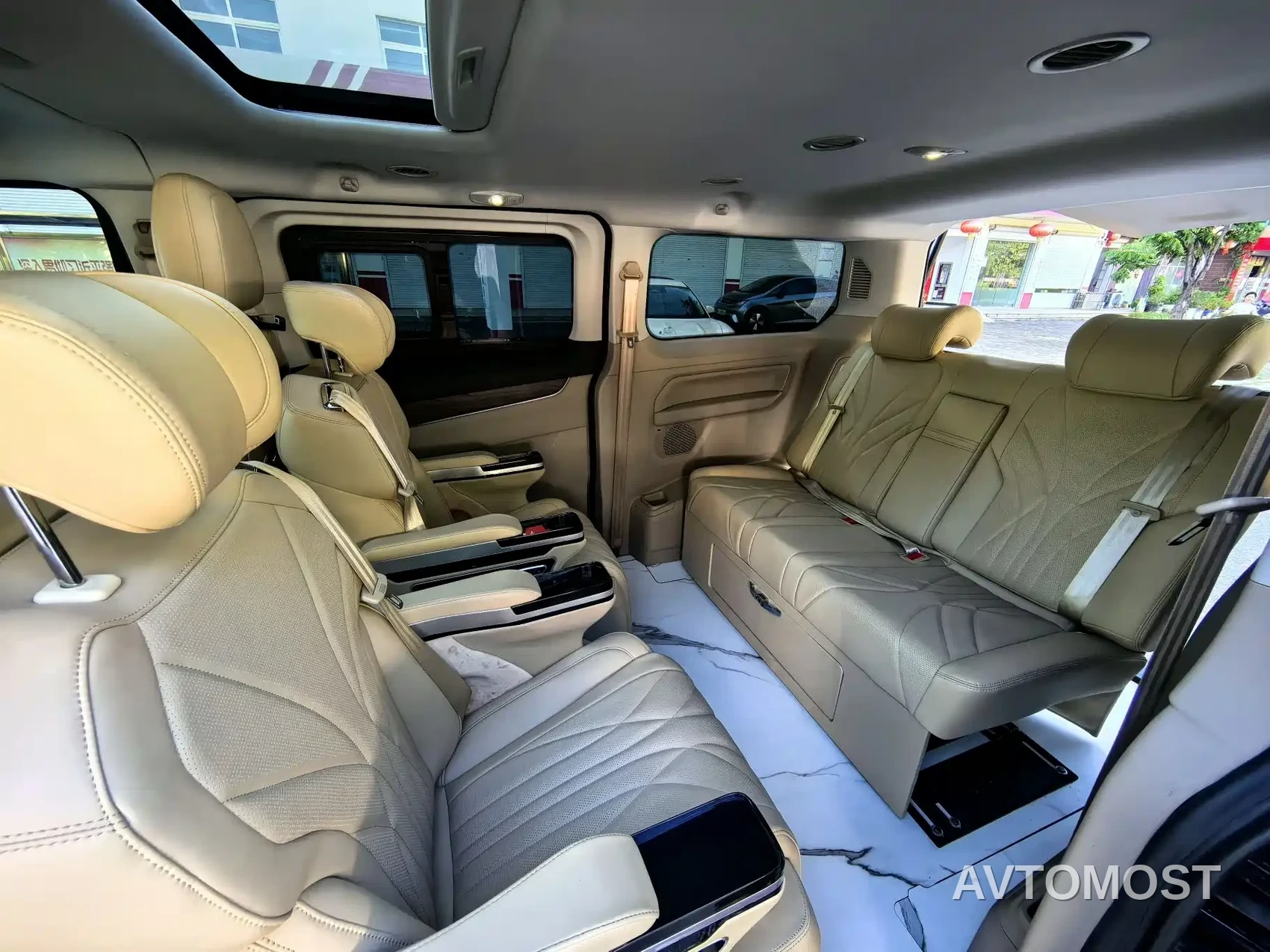 Ford Tourneo 2023 Model 2.0T Auto Premium Edition — фото 11