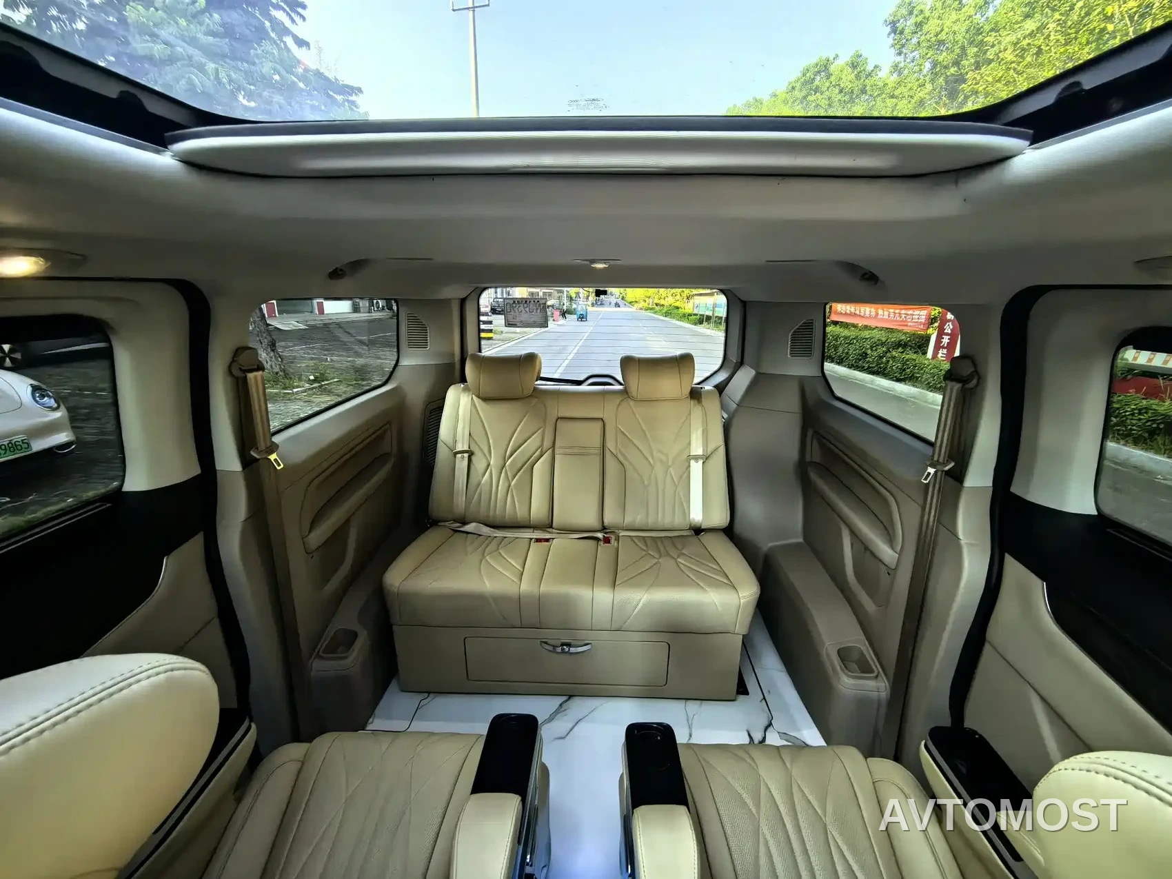 Ford Tourneo 2023 Model 2.0T Auto Premium Edition — фото 12