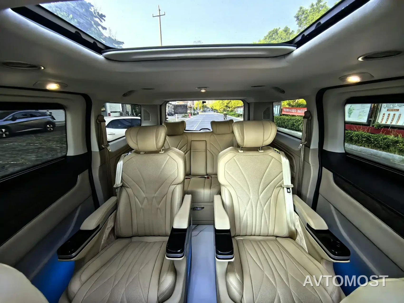 Ford Tourneo 2023 Model 2.0T Auto Premium Edition — фото 17