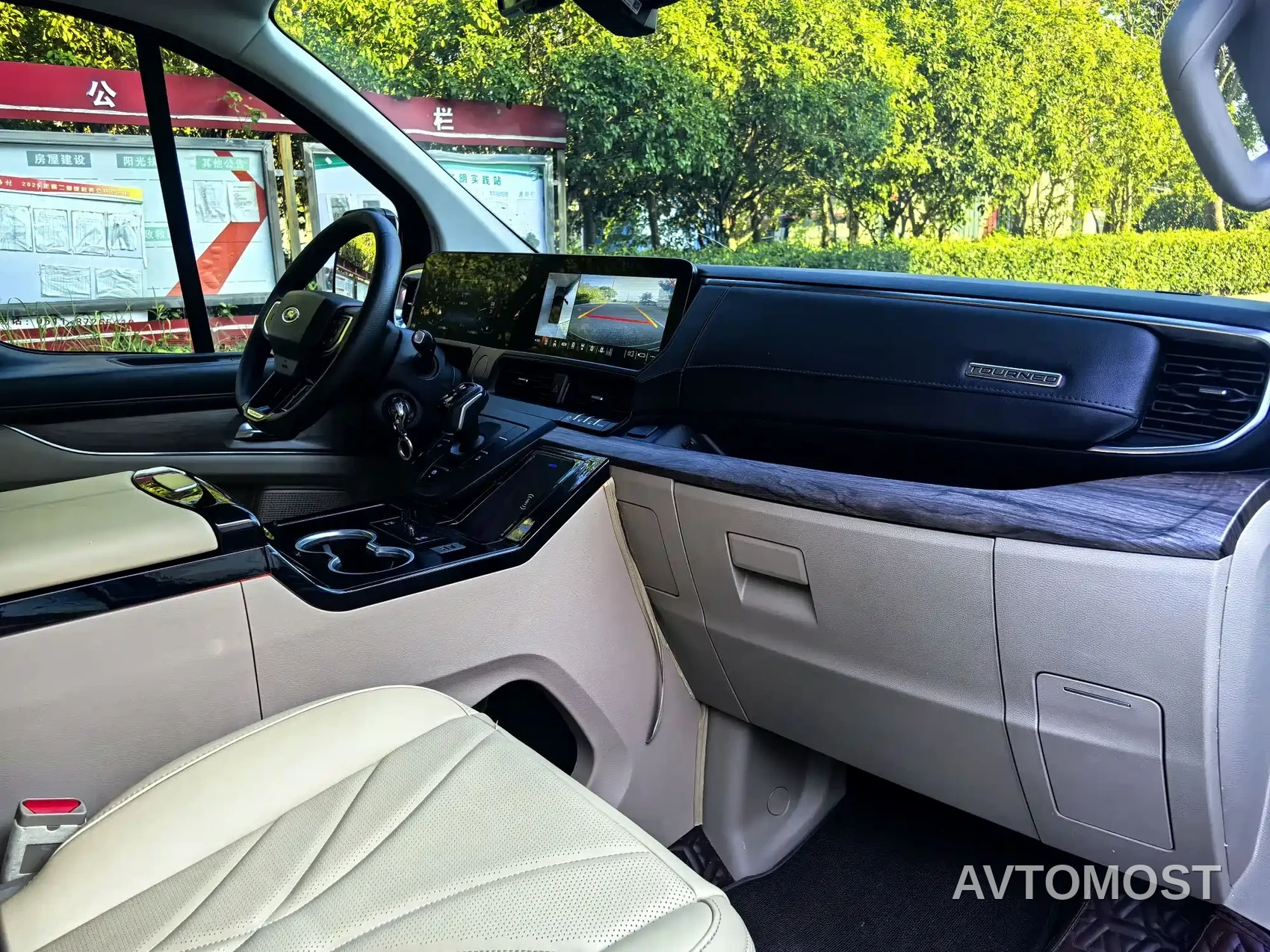 Ford Tourneo 2023 Model 2.0T Auto Premium Edition — фото 18