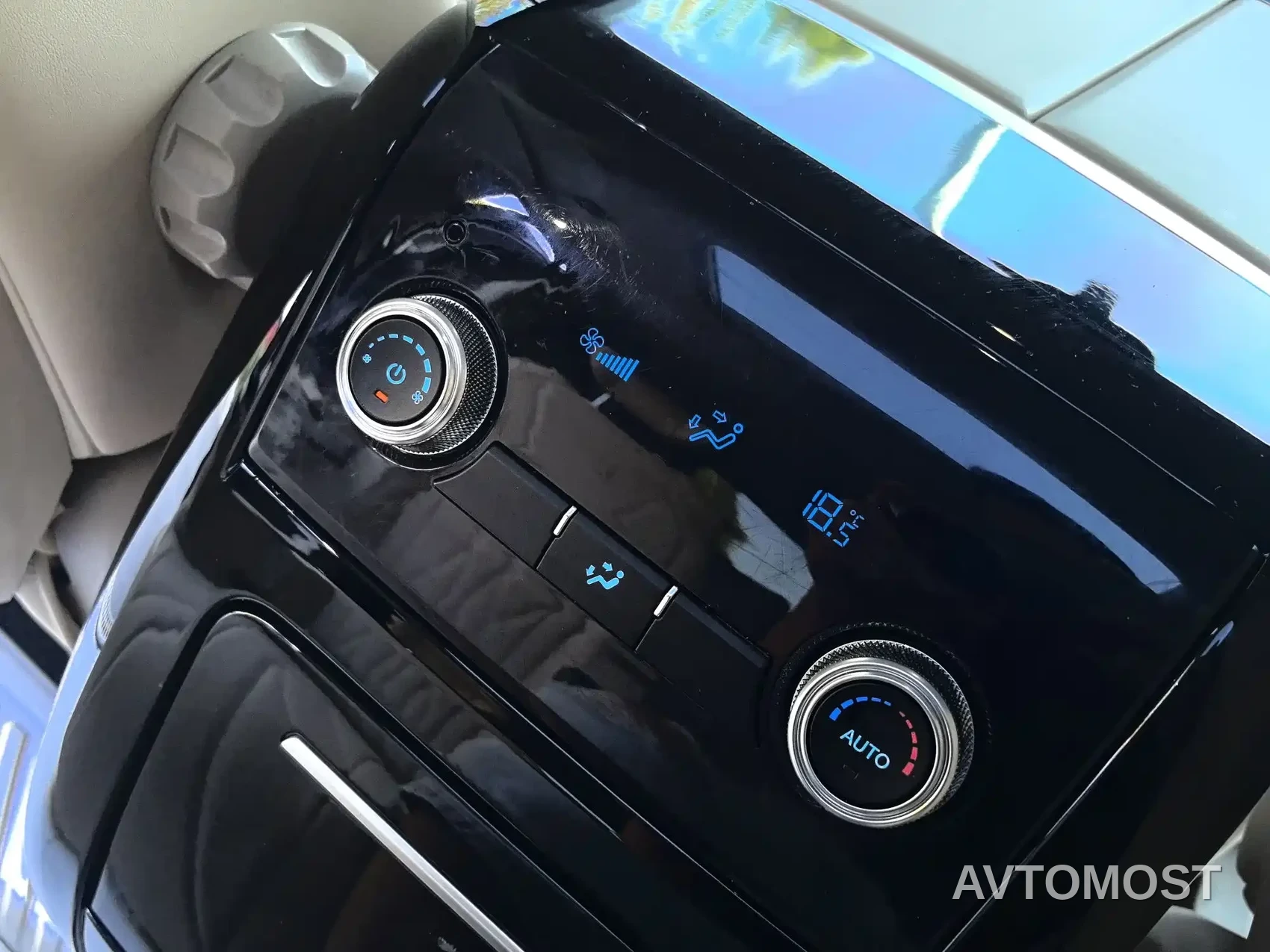 Ford Tourneo 2023 Model 2.0T Auto Premium Edition — фото 19