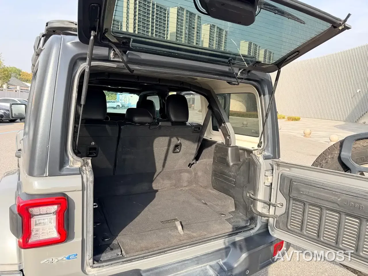 Jeep Wrangler 4xe 2021 4-Door 2.0T 4xe Sahara — фото 10
