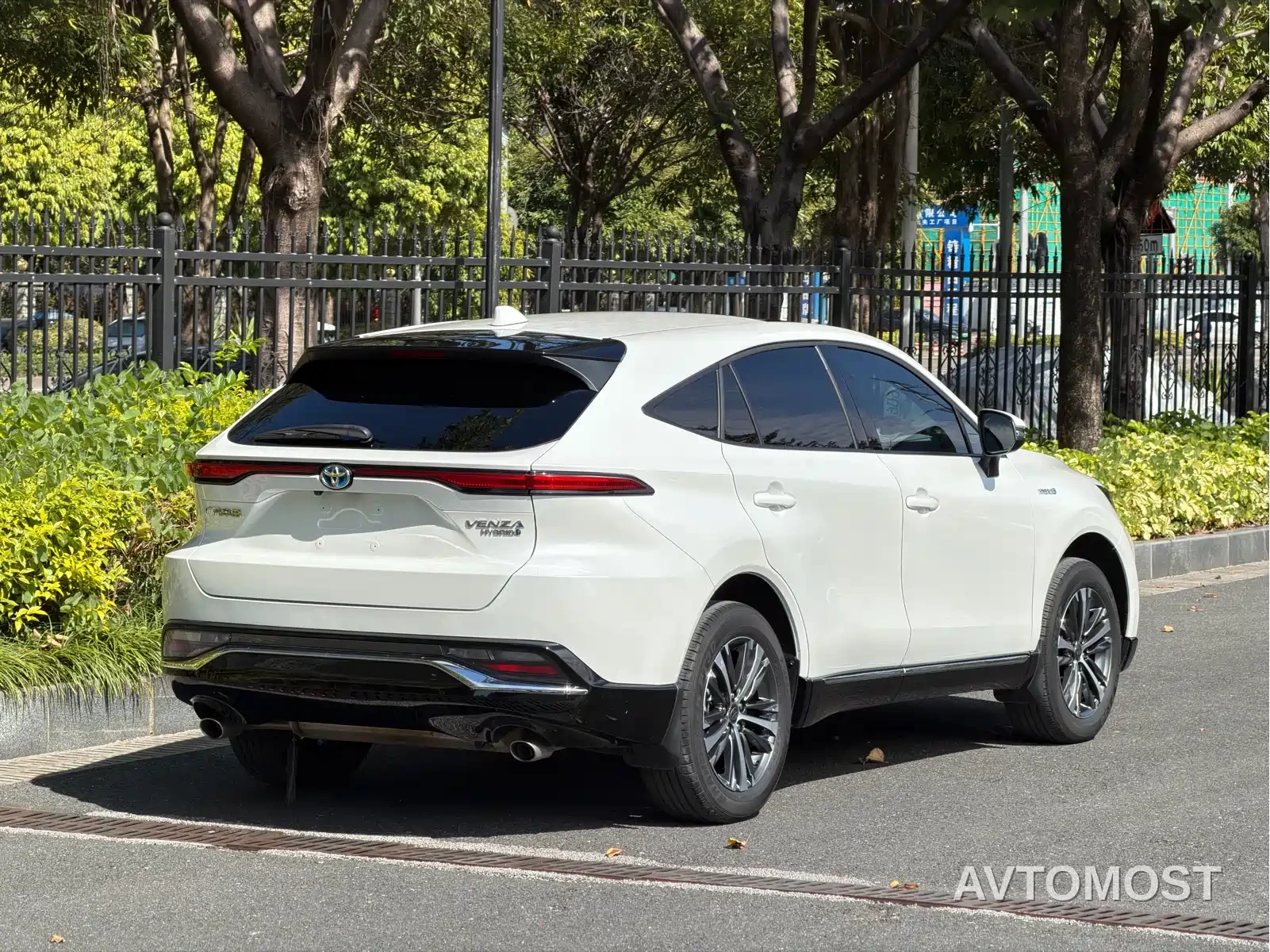 Toyota Venza 2022 Dual Engine 2.5L CVT 2WD Luxury — фото 4