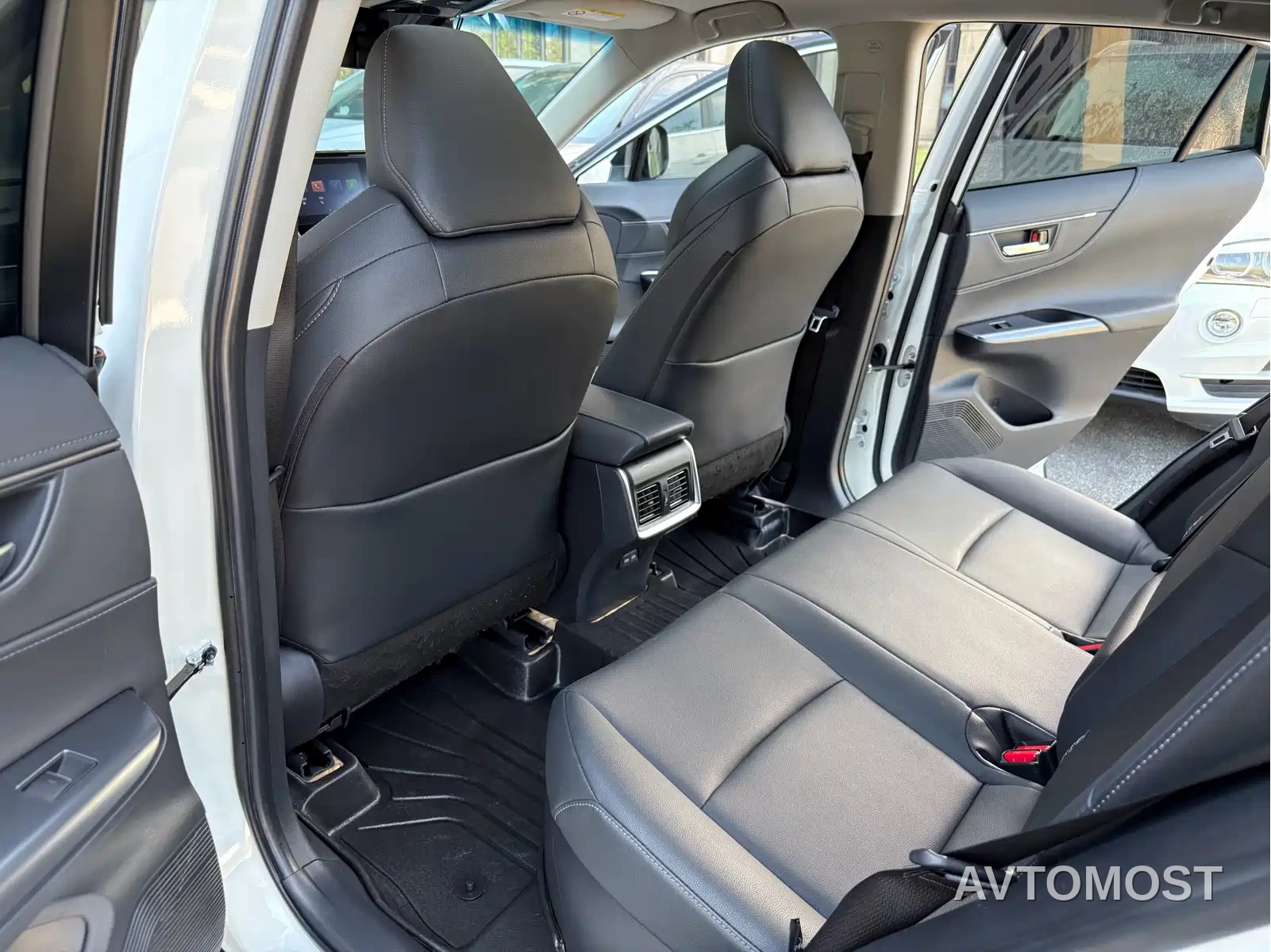 Toyota Venza 2022 Dual Engine 2.5L CVT 2WD Luxury — фото 7