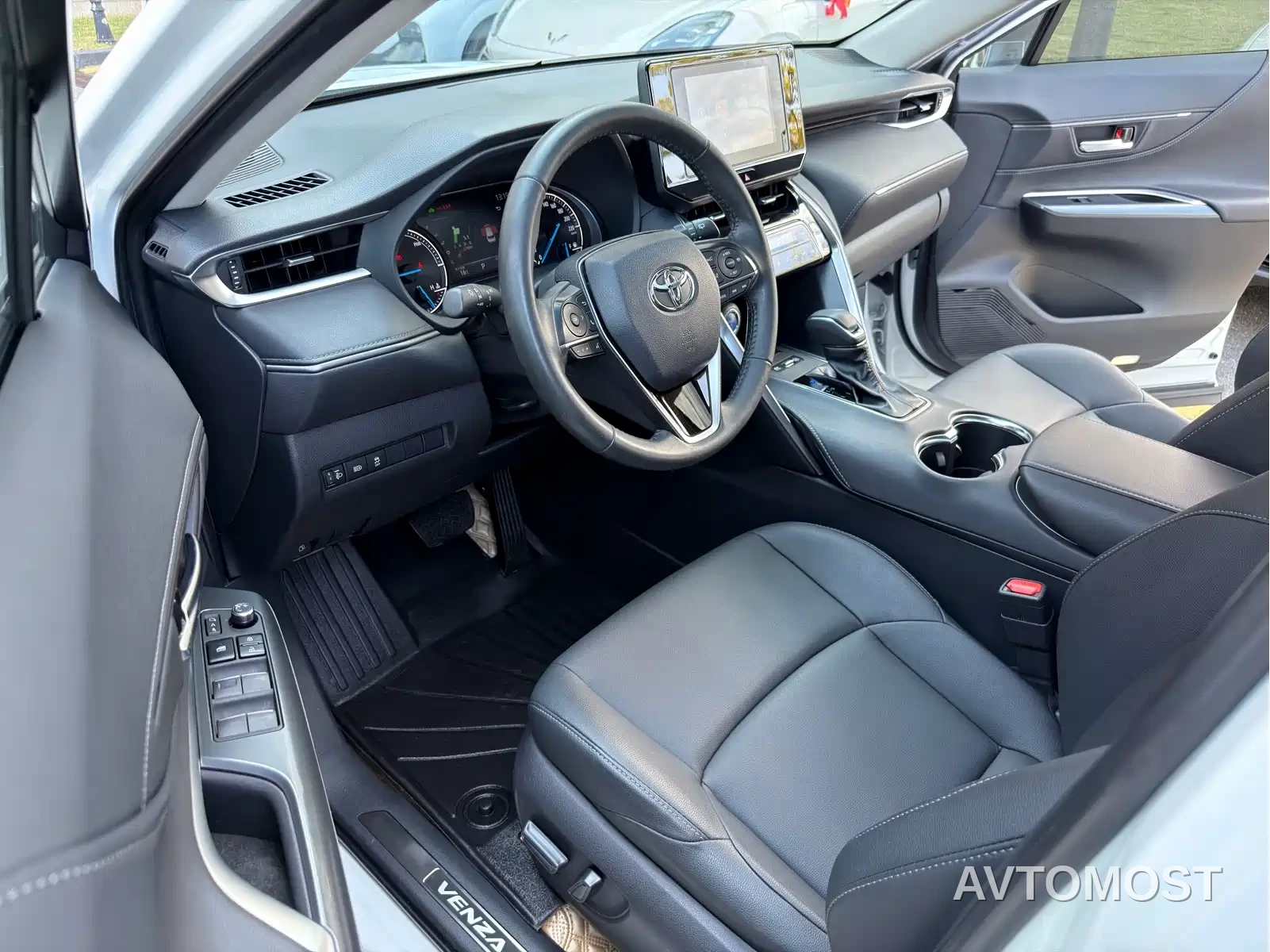 Toyota Venza 2022 Dual Engine 2.5L CVT 2WD Luxury — фото 11