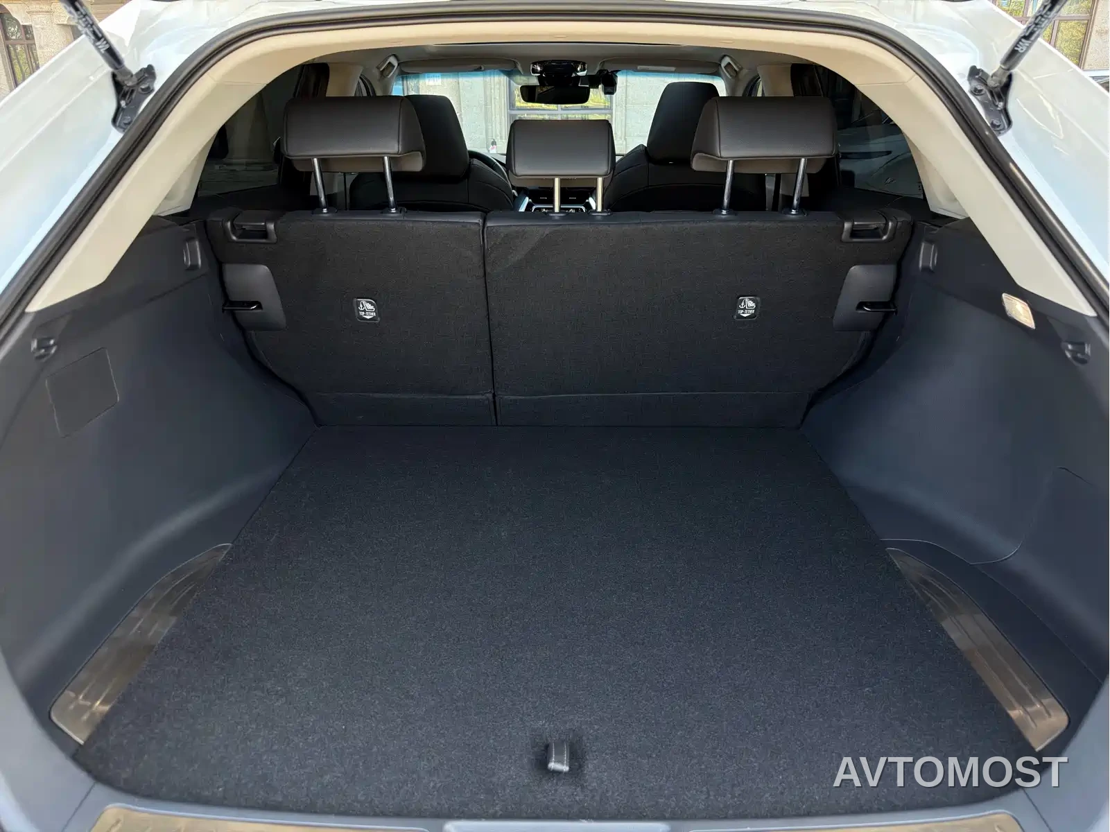 Toyota Venza 2022 Dual Engine 2.5L CVT 2WD Luxury — фото 12