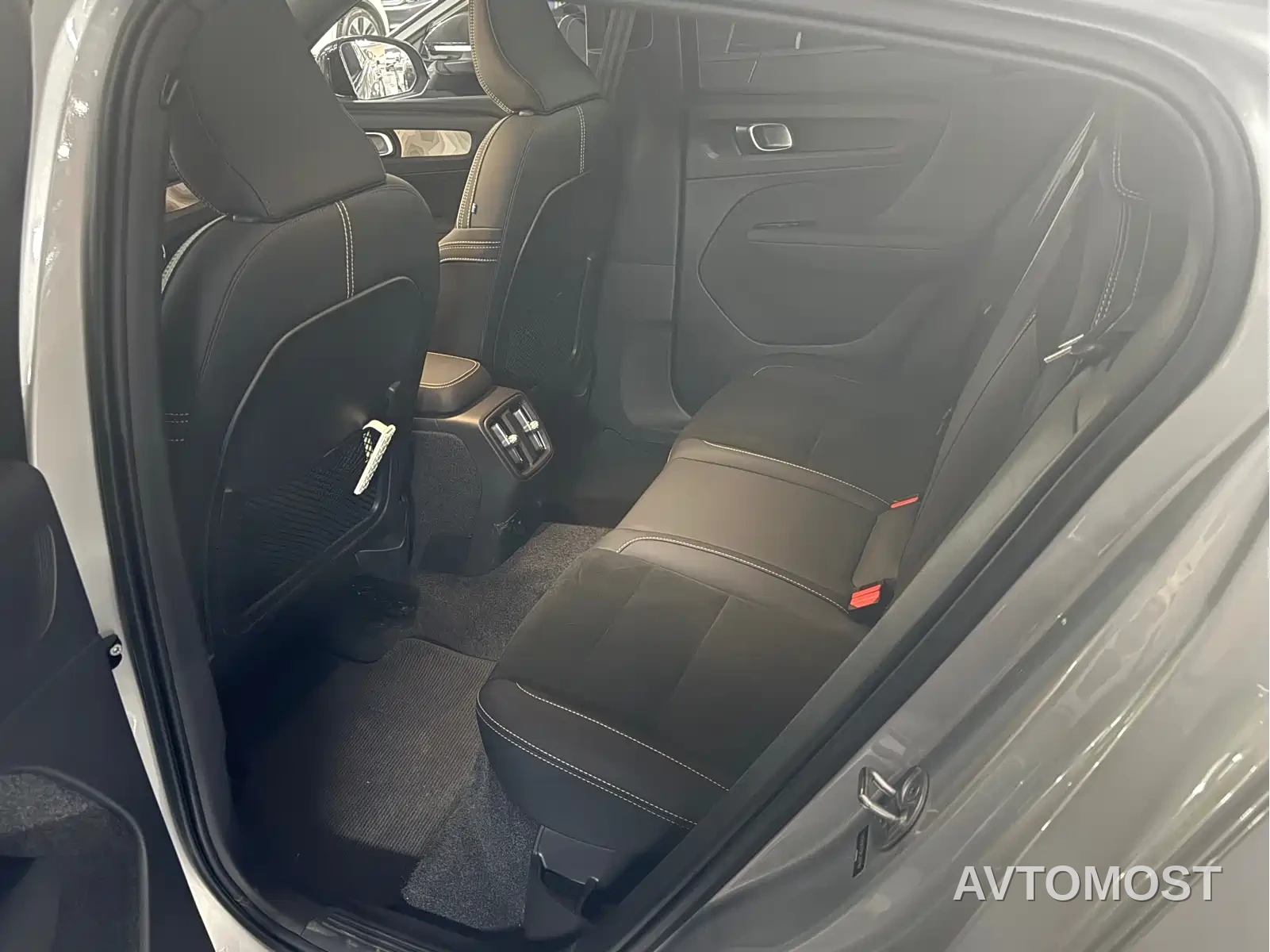 Volvo C40 2022 Long Range Edition PRO — фото 5