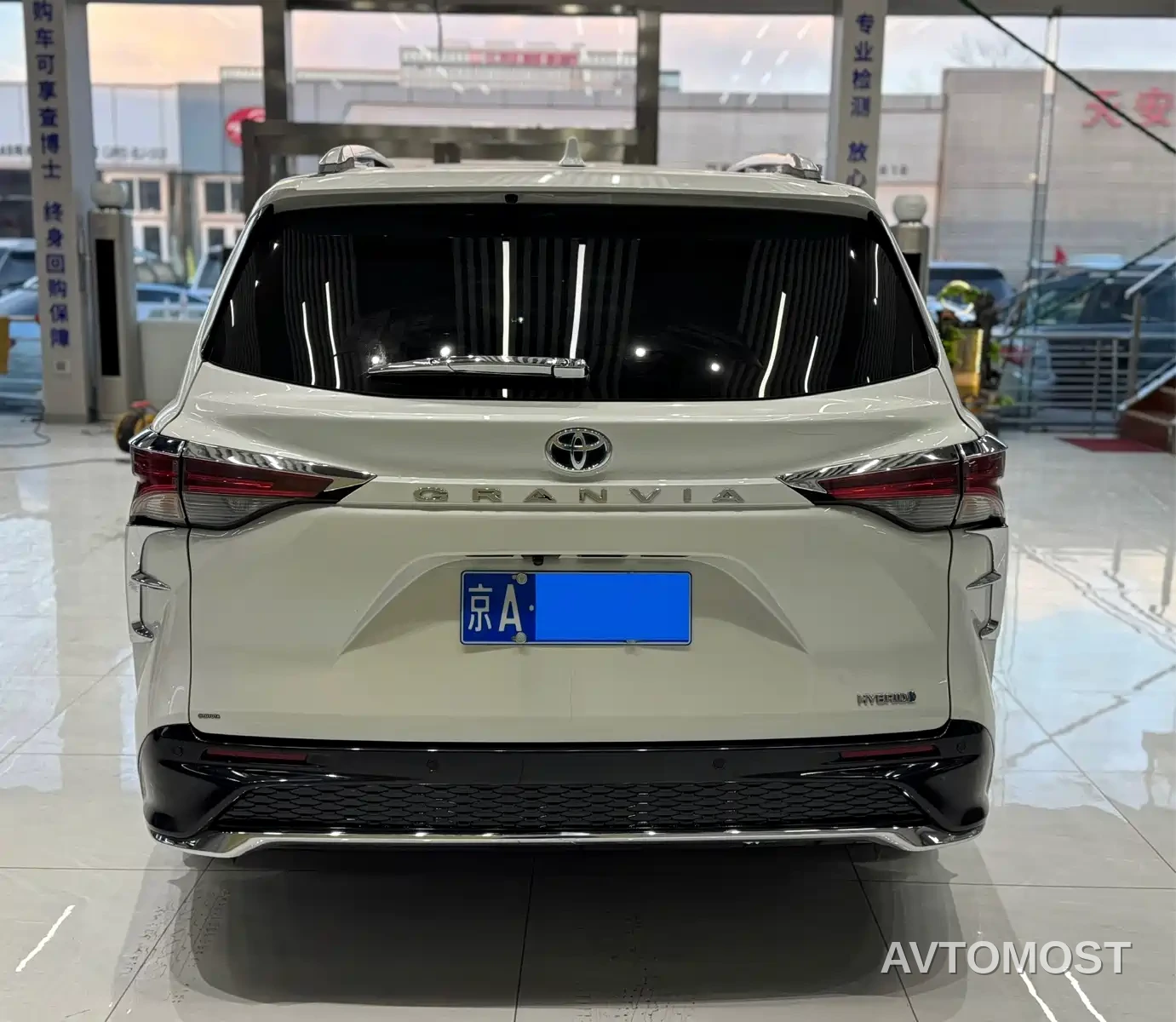 Toyota Granvia 2023 2.5L Hybrid Comfort Edition — фото 3