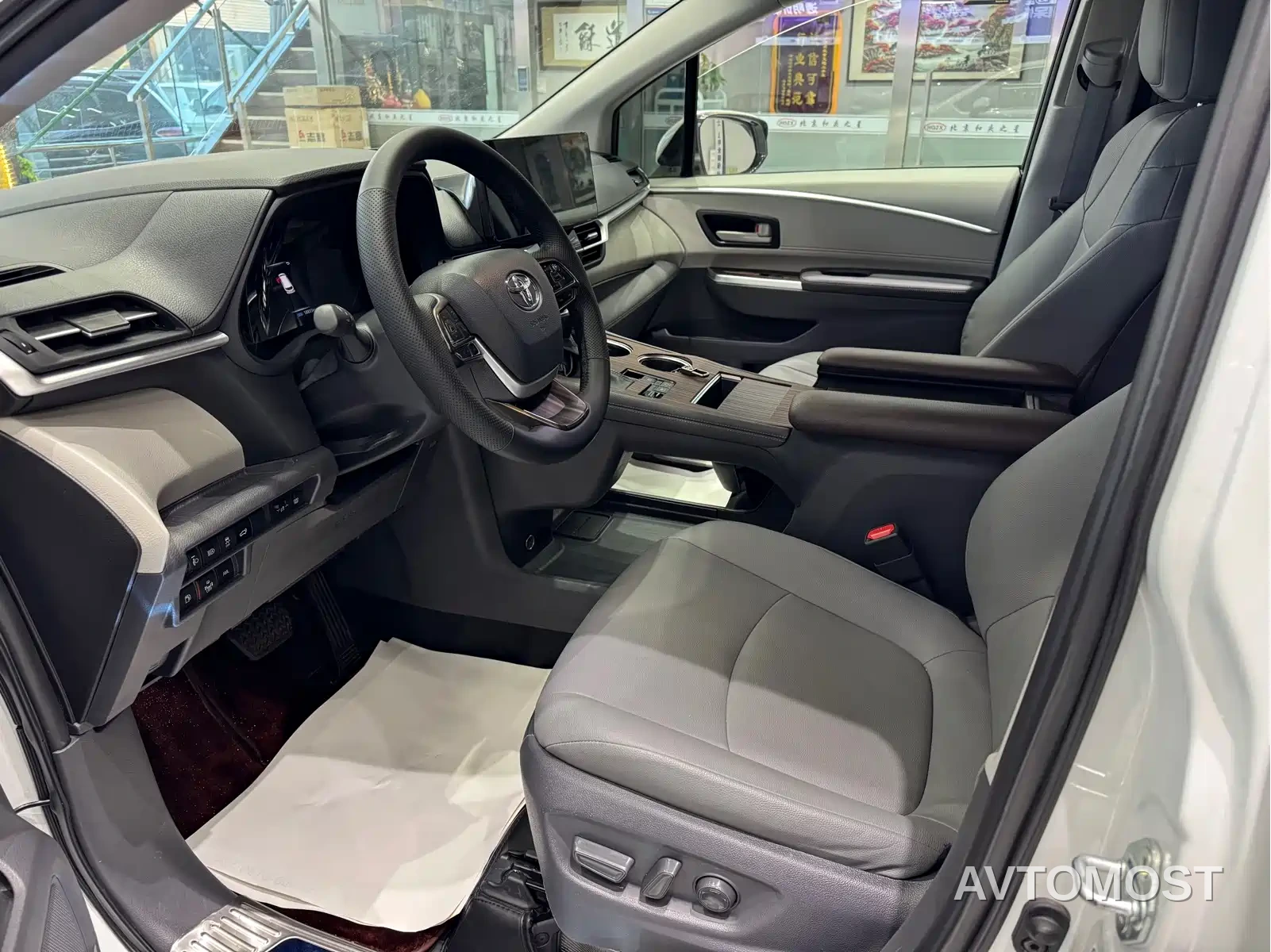 Toyota Granvia 2023 2.5L Hybrid Comfort Edition — фото 5