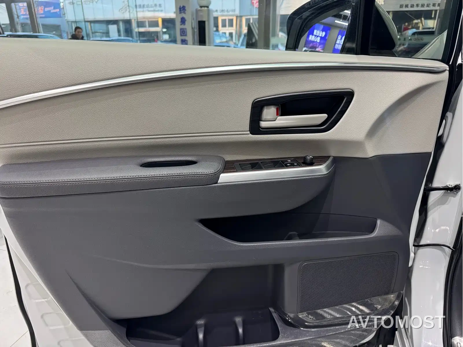 Toyota Granvia 2023 2.5L Hybrid Comfort Edition — фото 6