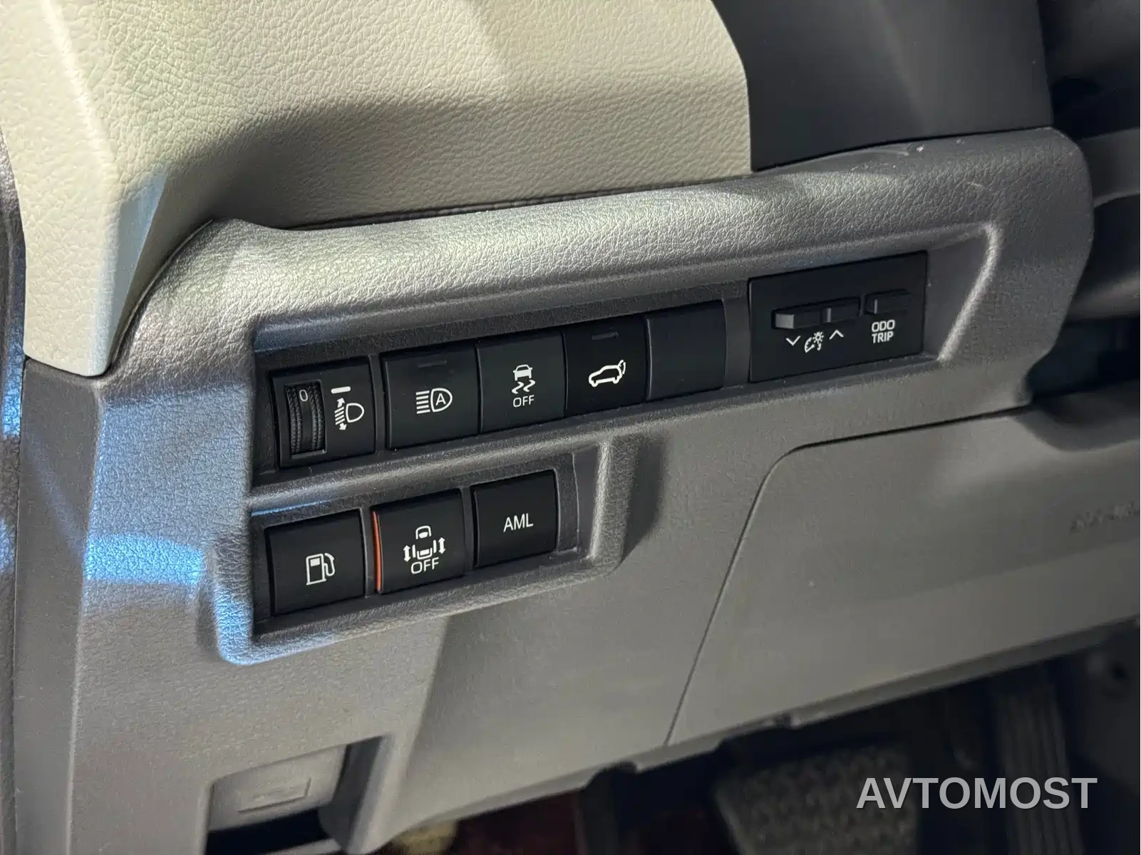 Toyota Granvia 2023 2.5L Hybrid Comfort Edition — фото 7