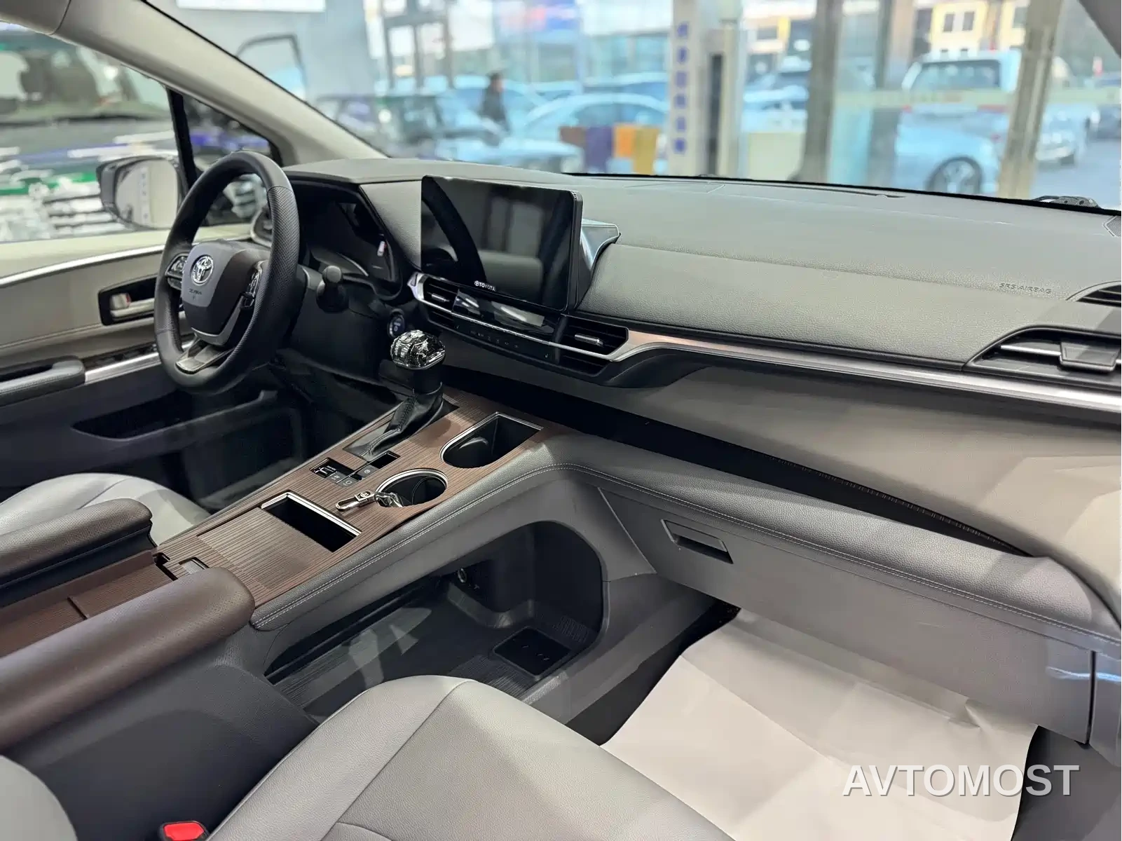 Toyota Granvia 2023 2.5L Hybrid Comfort Edition — фото 8