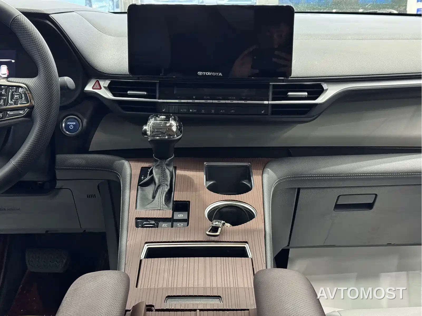 Toyota Granvia 2023 2.5L Hybrid Comfort Edition — фото 11