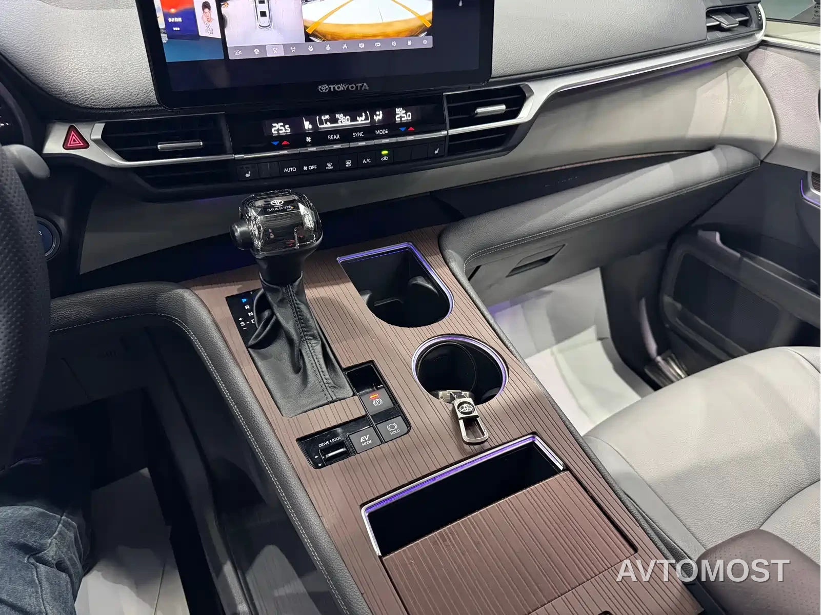 Toyota Granvia 2023 2.5L Hybrid Comfort Edition — фото 13