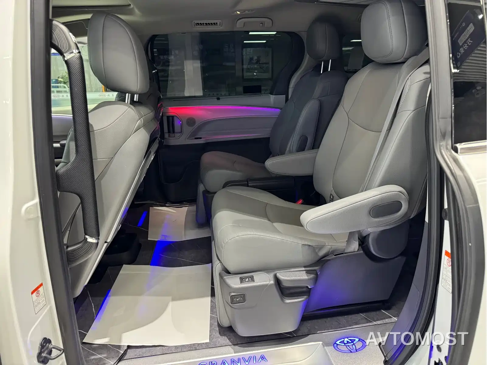 Toyota Granvia 2023 2.5L Hybrid Comfort Edition — фото 14