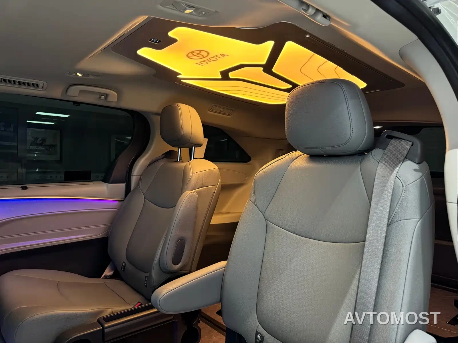 Toyota Granvia 2023 2.5L Hybrid Comfort Edition — фото 15