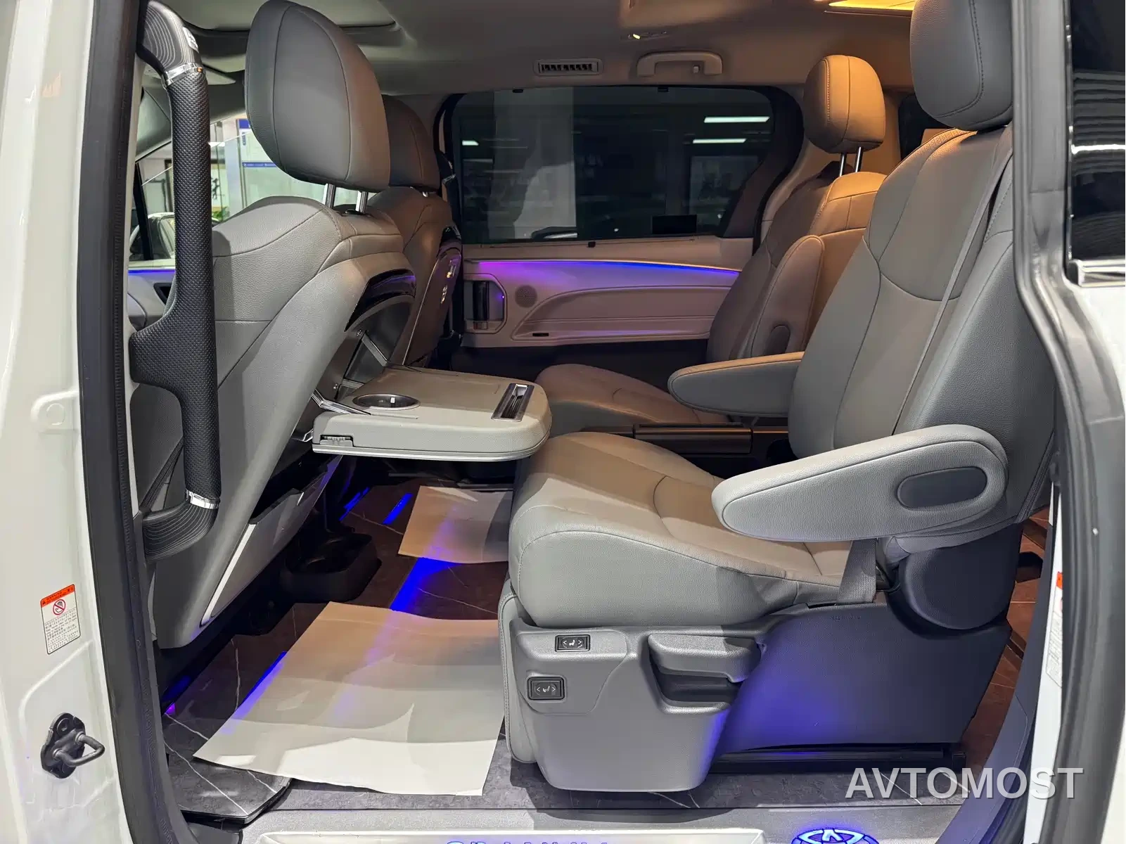 Toyota Granvia 2023 2.5L Hybrid Comfort Edition — фото 16