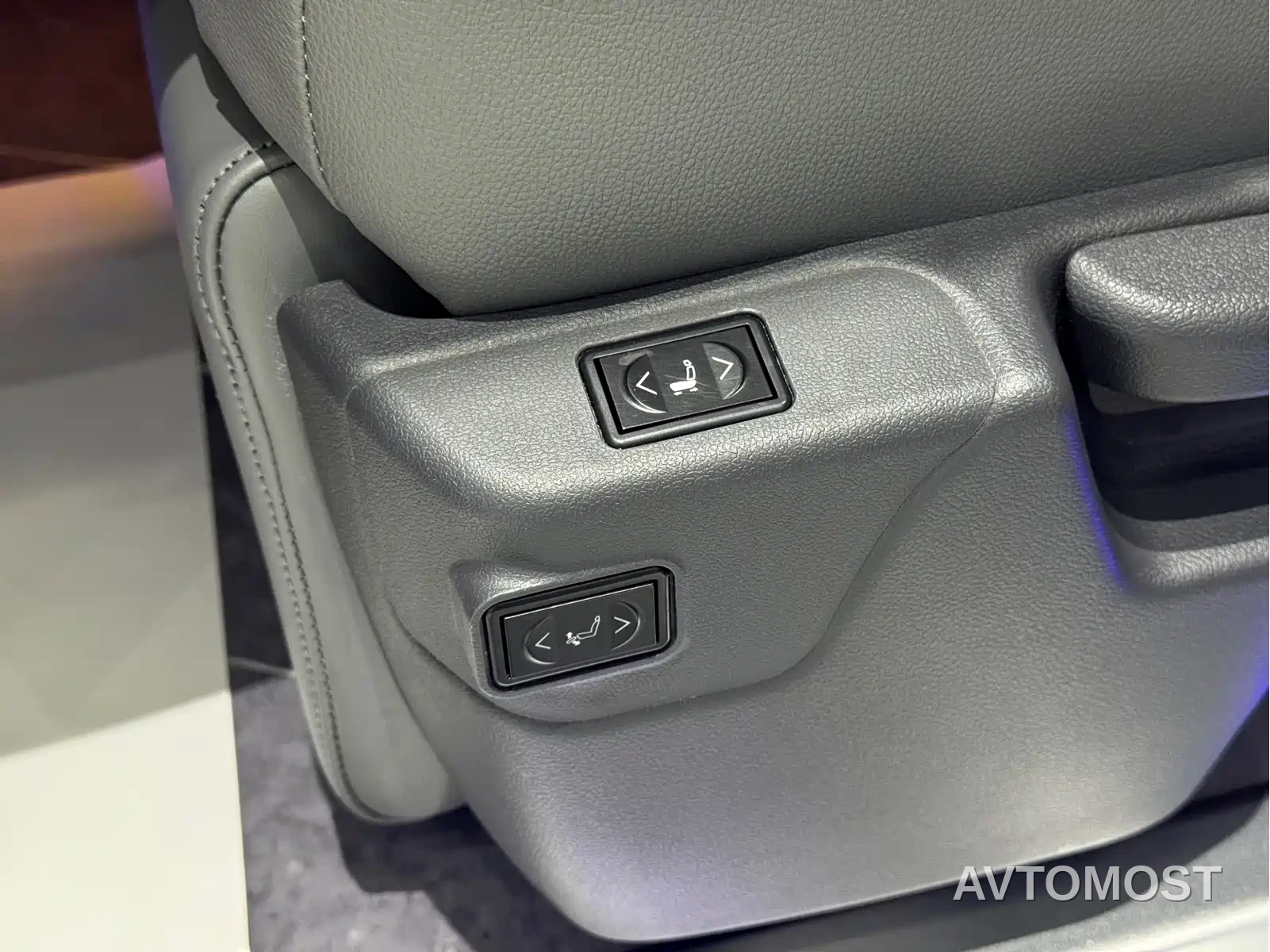 Toyota Granvia 2023 2.5L Hybrid Comfort Edition — фото 17