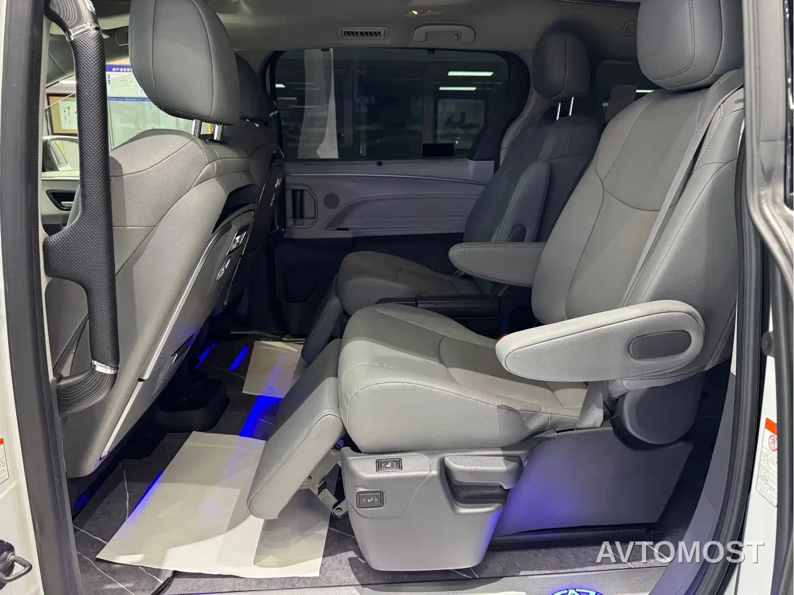 Toyota Granvia 2023 2.5L Hybrid Comfort Edition — фото 18