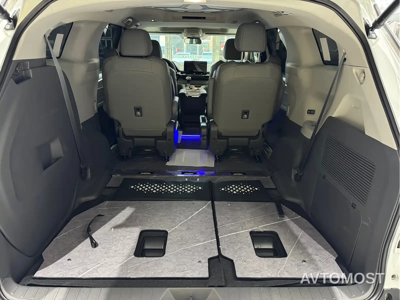 Toyota Granvia 2023 2.5L Hybrid Comfort Edition — фото 19