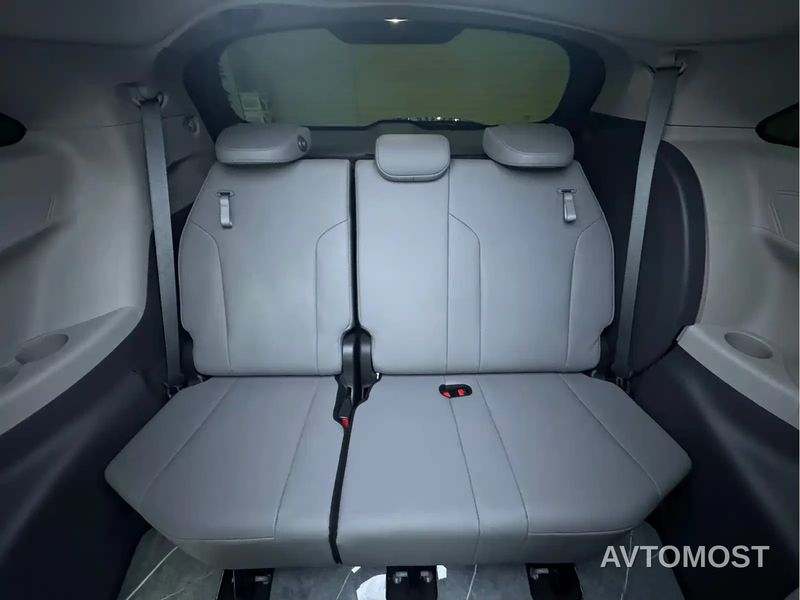 Toyota Granvia 2023 2.5L Hybrid Comfort Edition — фото 20