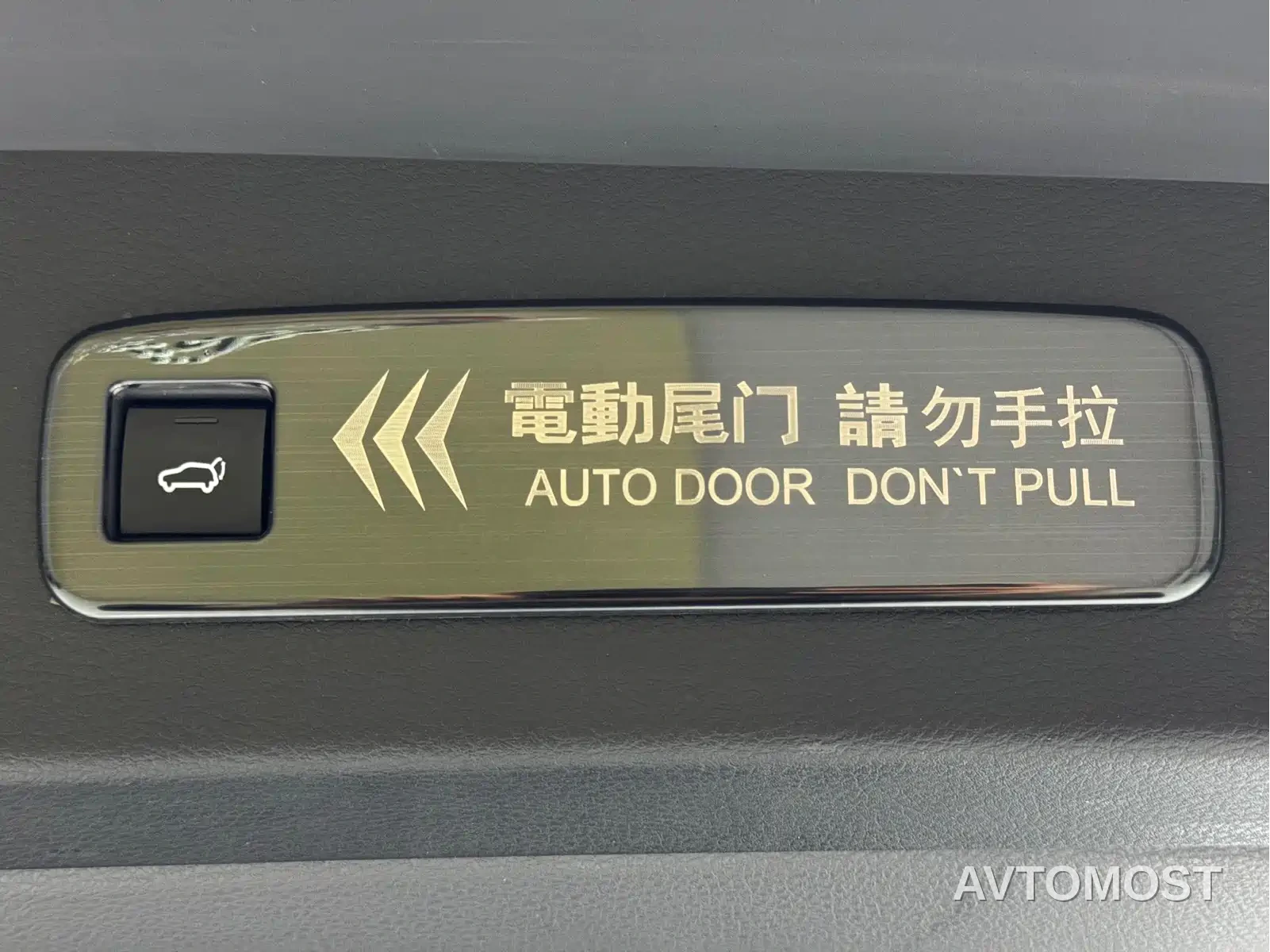 Toyota Granvia 2023 2.5L Hybrid Comfort Edition — фото 21