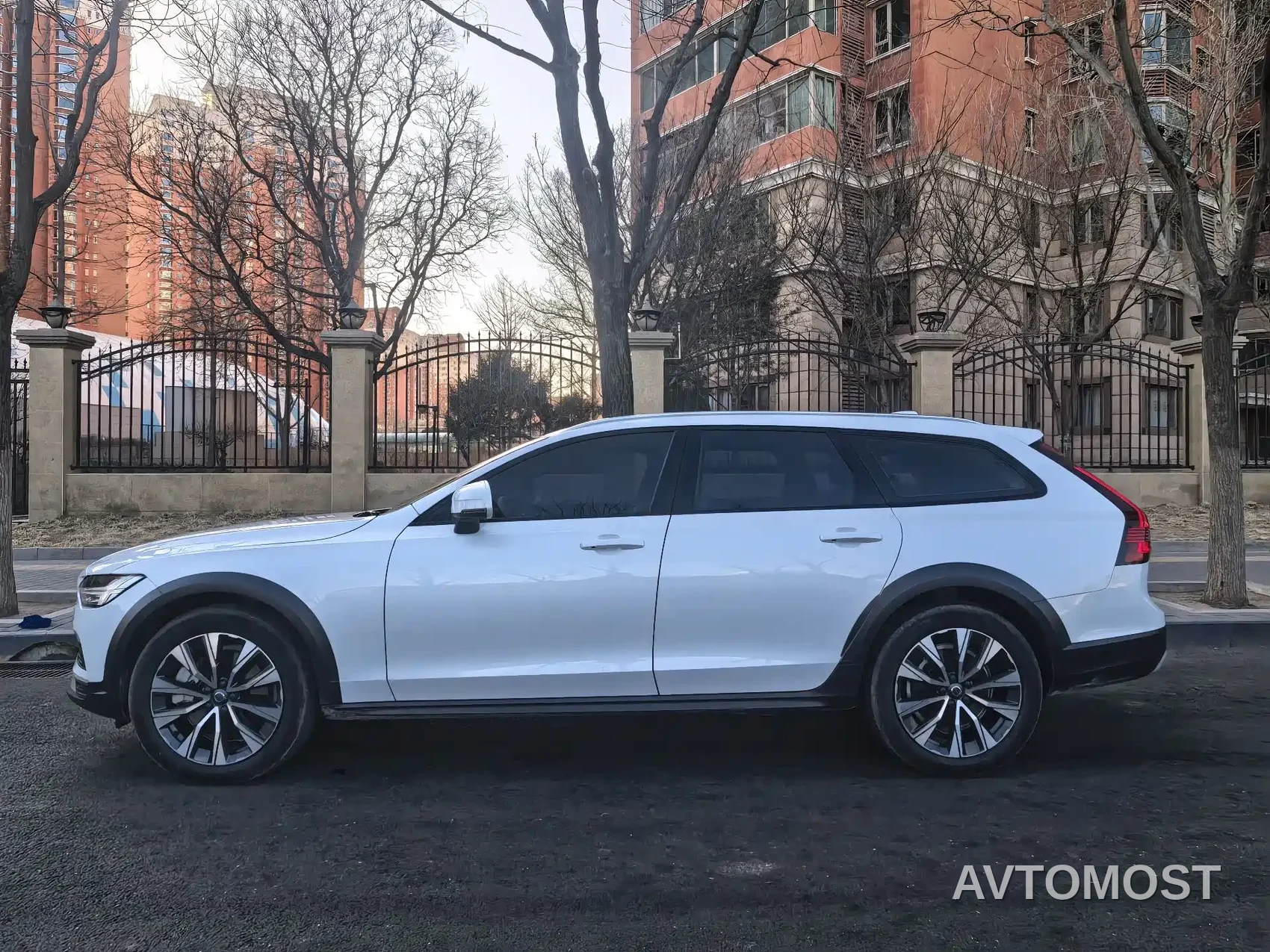 Volvo V90 2023 Cross Country B5 AWD Smart Distance Edition — фото 2