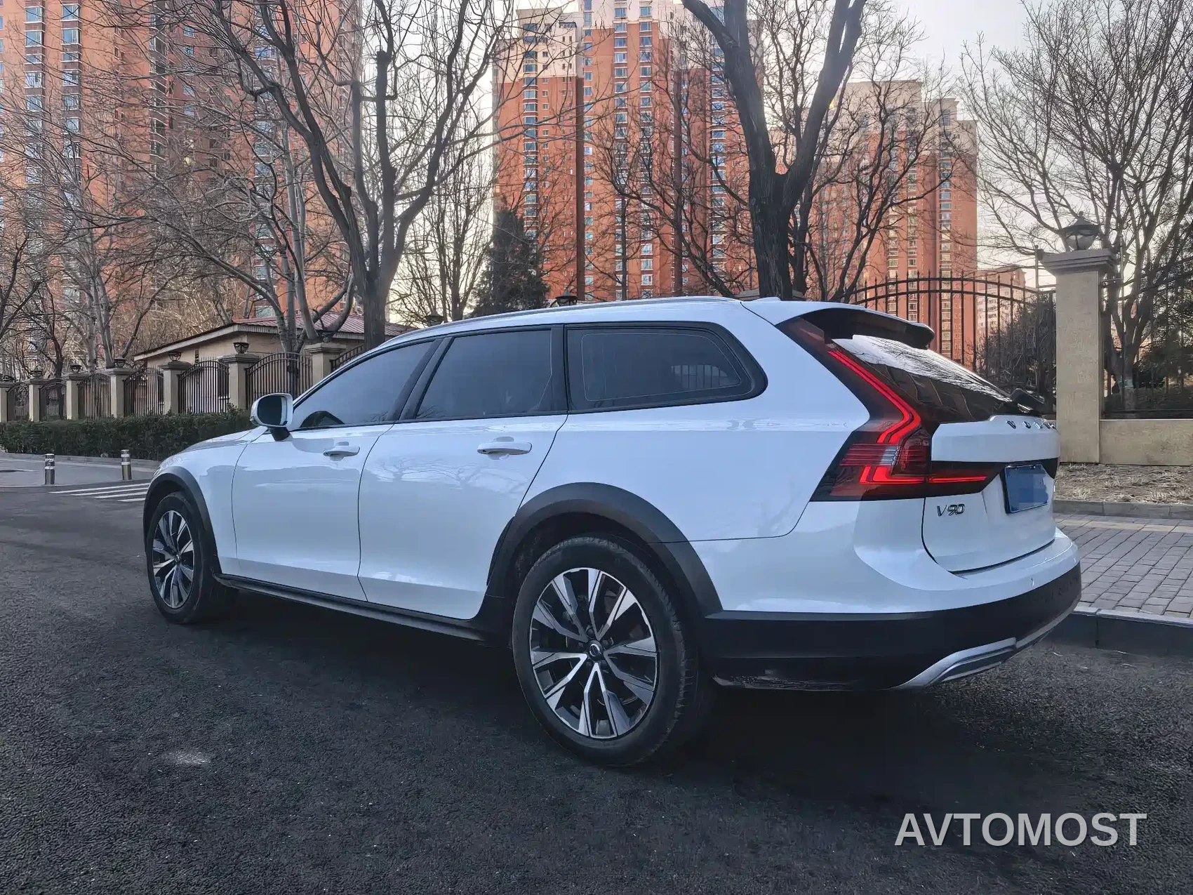 Volvo V90 2023 Cross Country B5 AWD Smart Distance Edition — фото 4