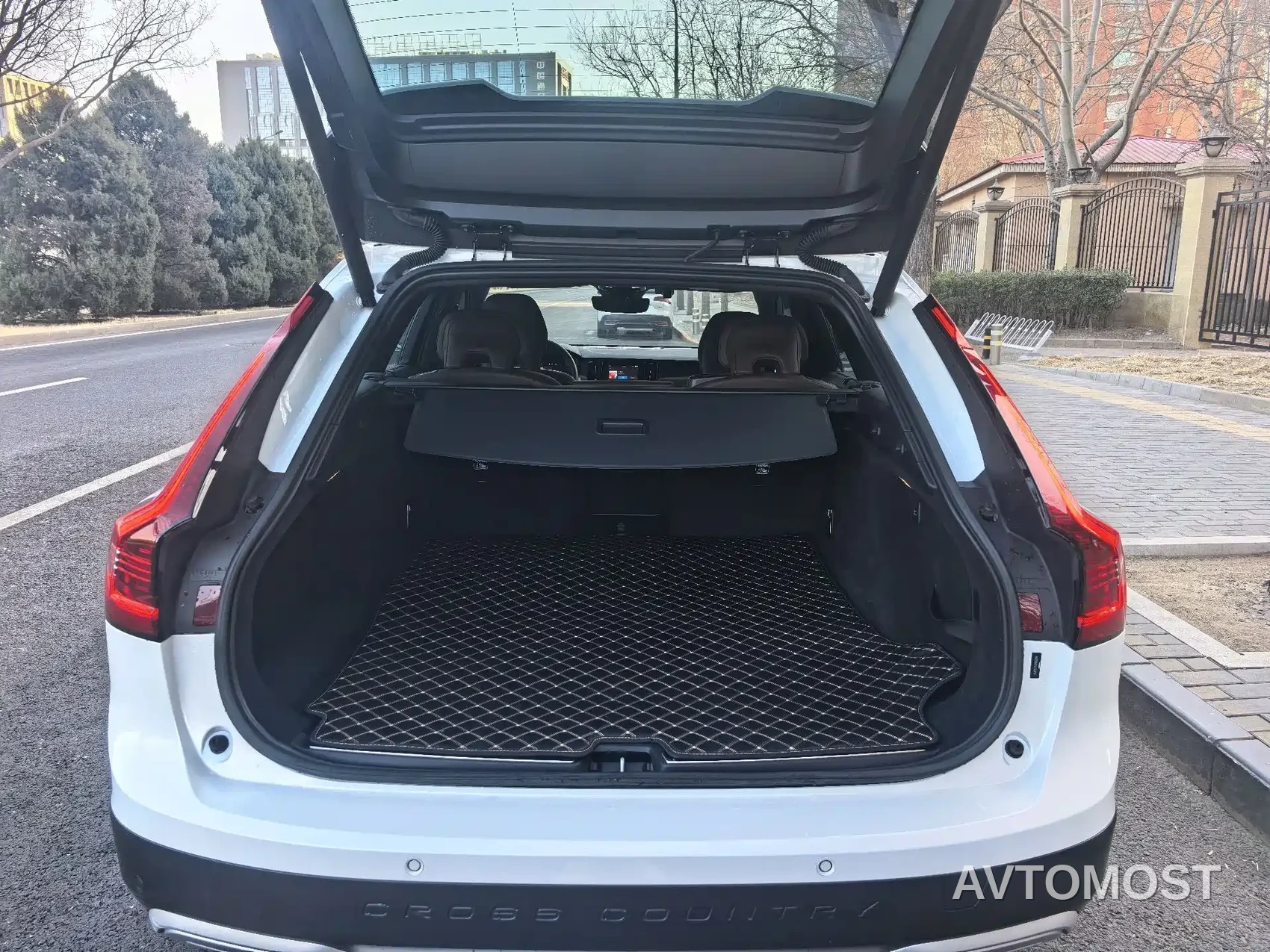 Volvo V90 2023 Cross Country B5 AWD Smart Distance Edition — фото 6
