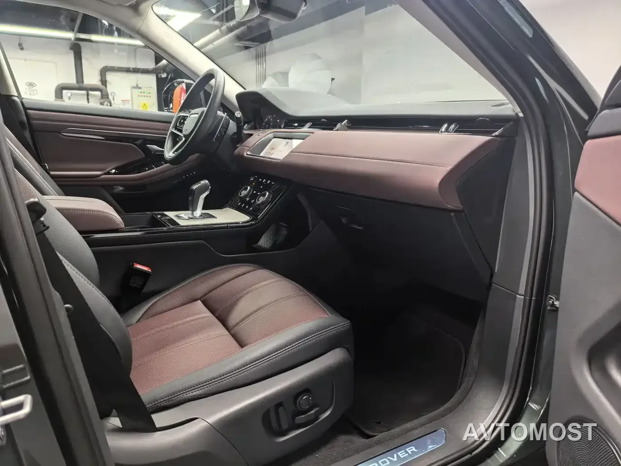 Land Rover Range Rover Evoque New Energy 2023 Range Rover Evoque L P300e Plug-in Hybrid Edition — фото 3