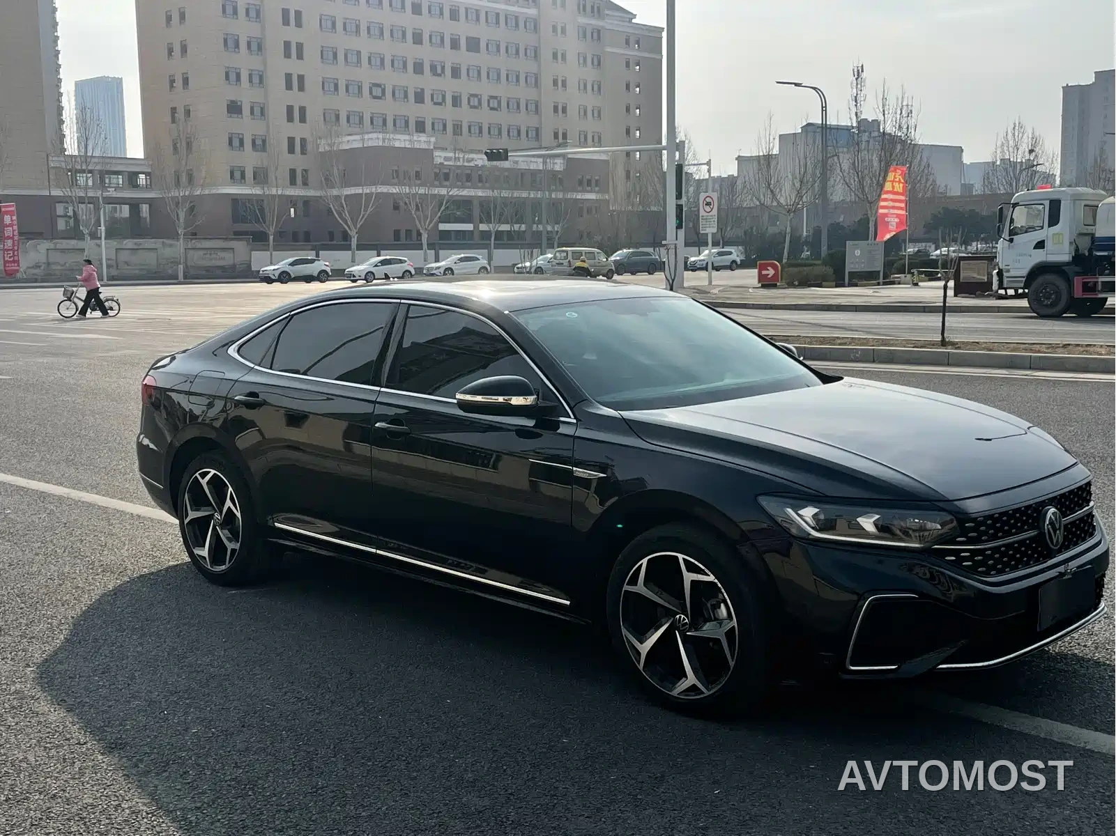 Volkswagen Passat 2025 Outstanding 380TSI Starlight Dragon Soaring Edition — фото 2