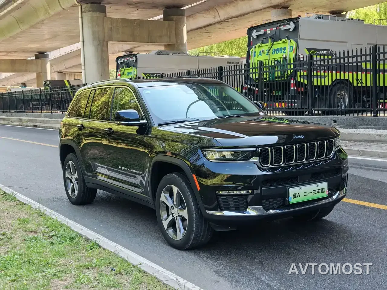 Jeep Grand Cherokee 4xe (Import) 2024 4xe Summit Edition — фото 3