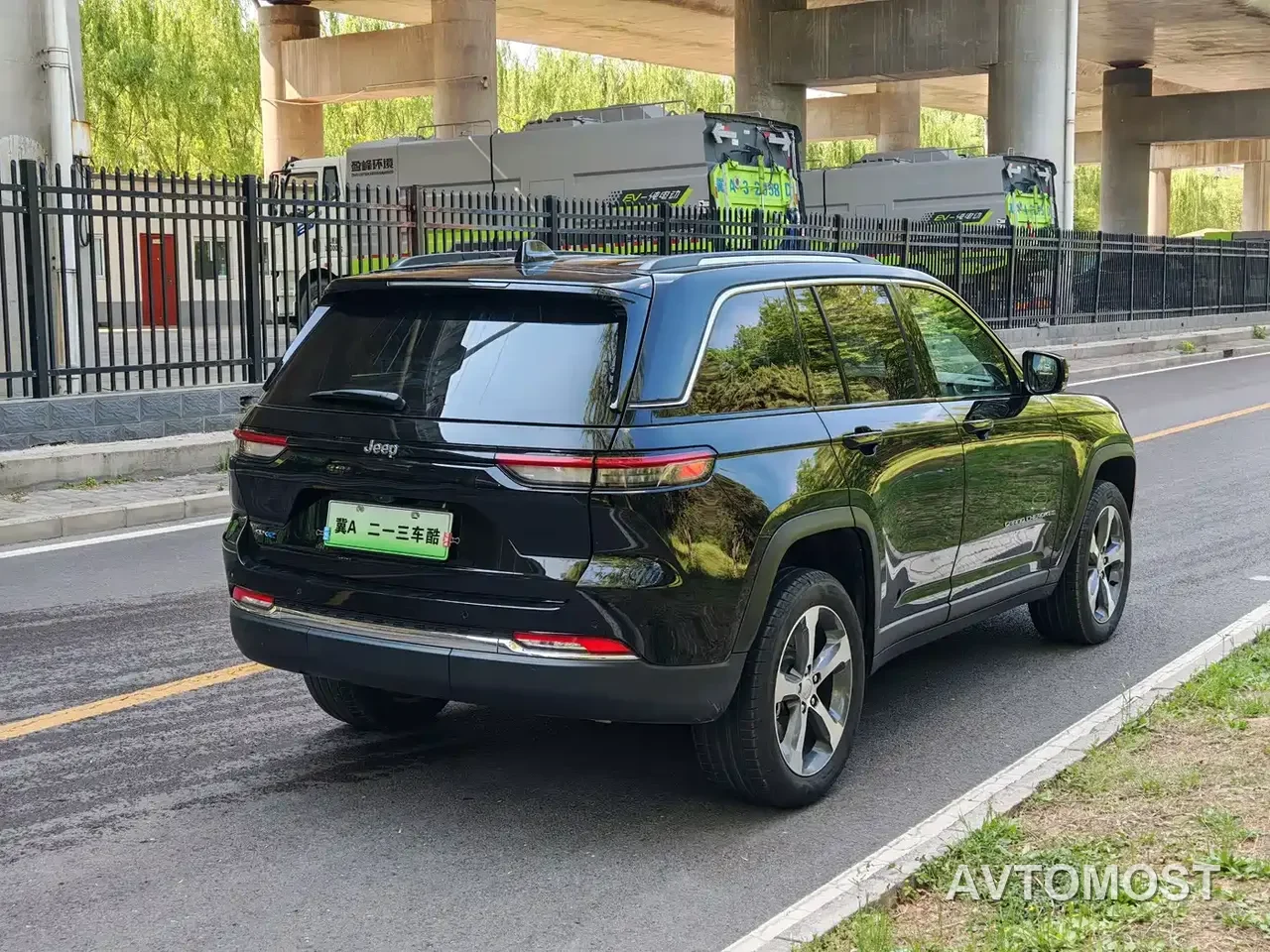 Jeep Grand Cherokee 4xe (Import) 2024 4xe Summit Edition — фото 15