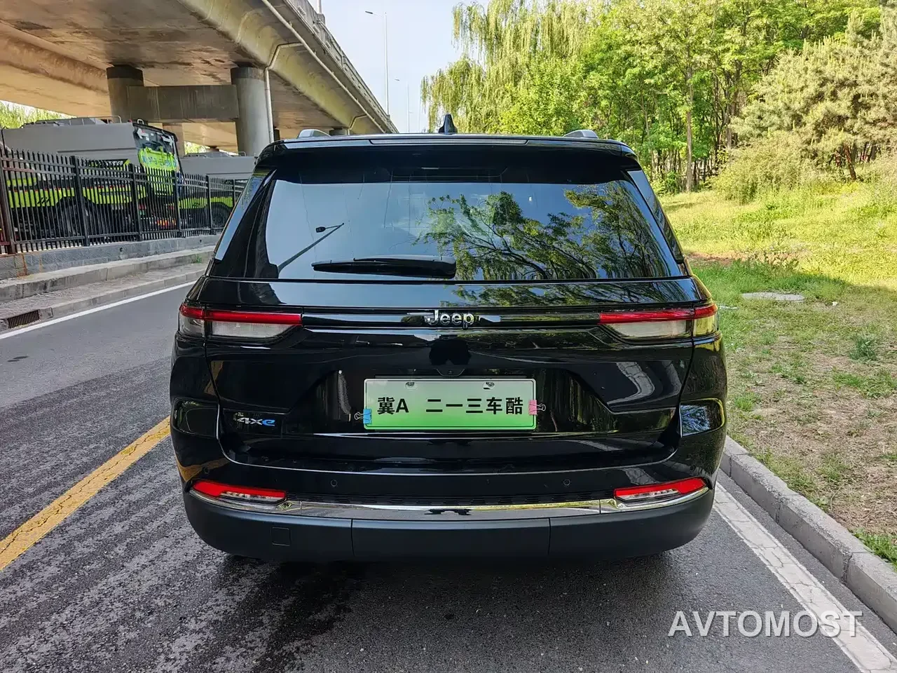 Jeep Grand Cherokee 4xe (Import) 2024 4xe Summit Edition — фото 17