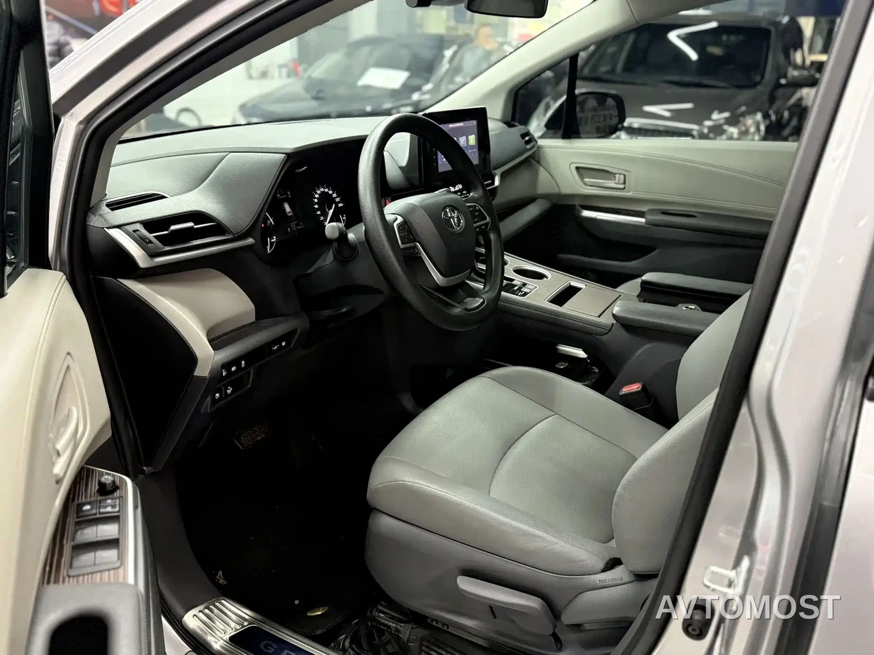 Toyota Granvia 2023 2.5L Hybrid Comfort Edition — фото 4