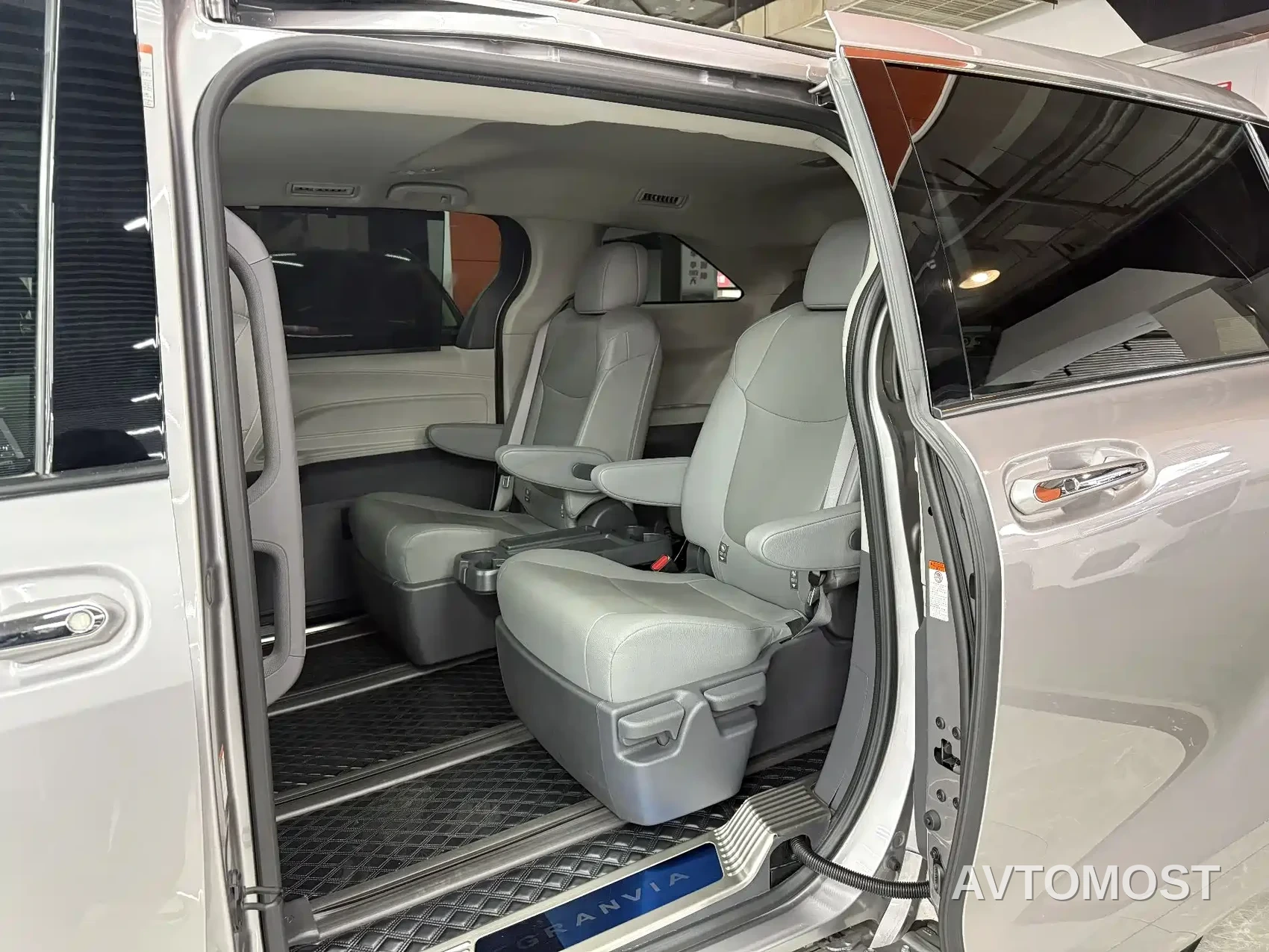 Toyota Granvia 2023 2.5L Hybrid Comfort Edition — фото 7