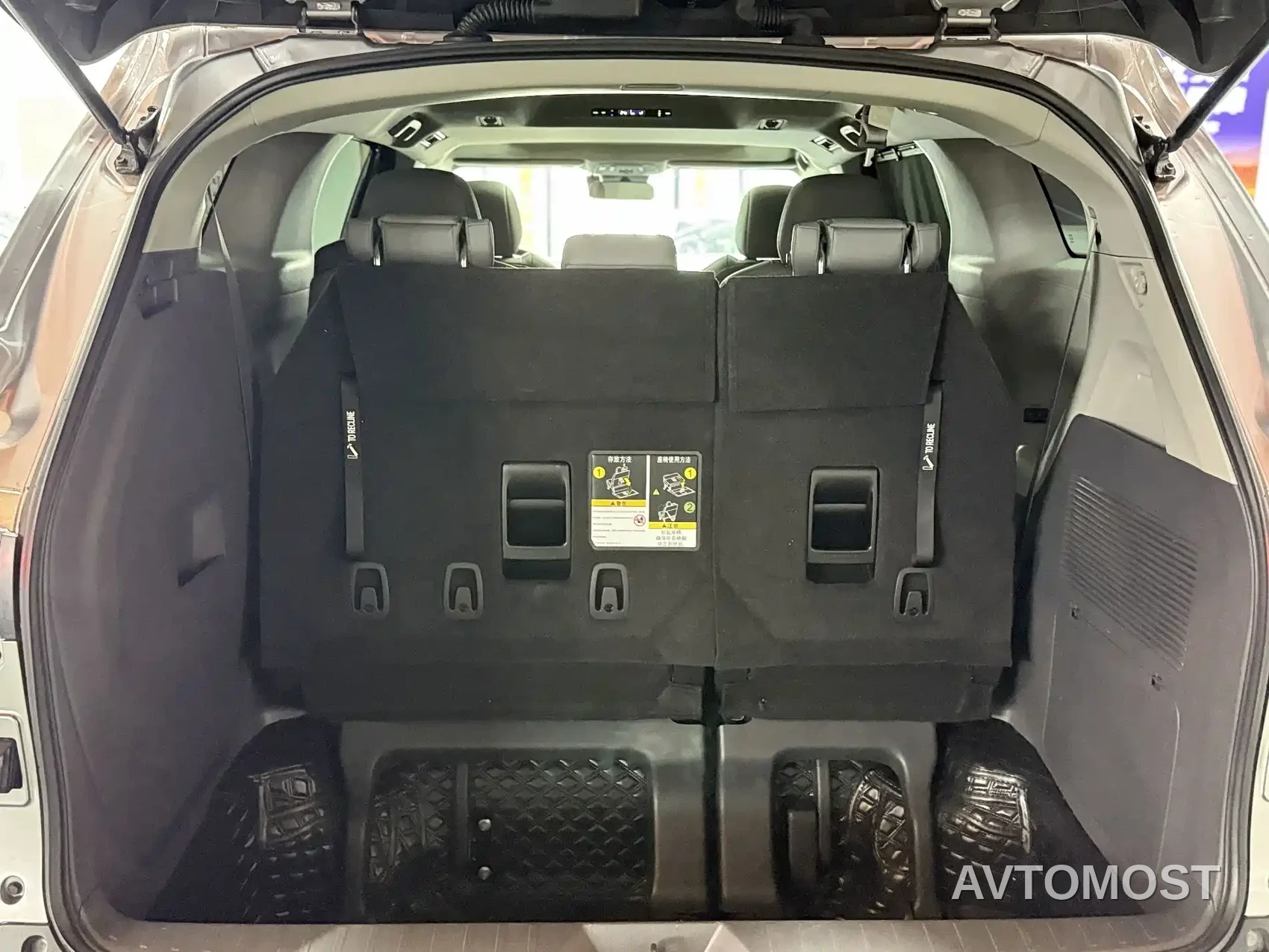 Toyota Granvia 2023 2.5L Hybrid Comfort Edition — фото 9