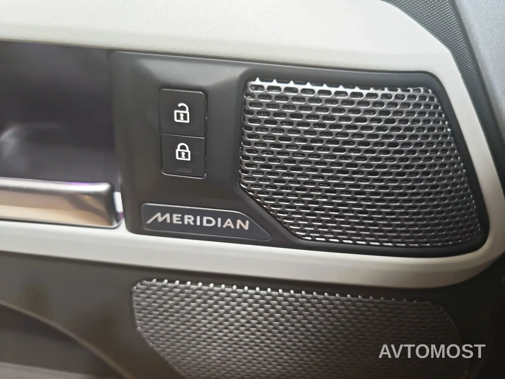 Land Rover Defender 2020 Model 110 P400 HSE — фото 16