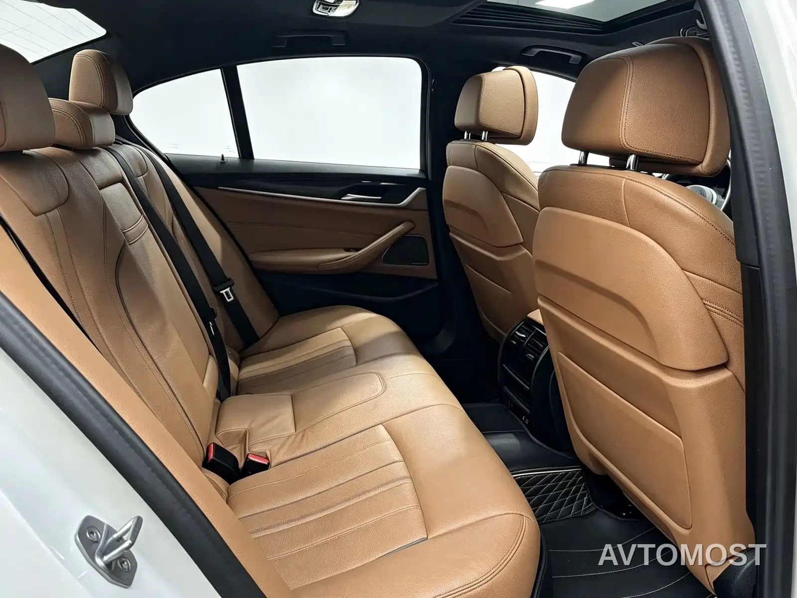 BMW 5 Series (Import) 2022 Model Second Facelift 530i Style Edition M Sport Package — фото 6