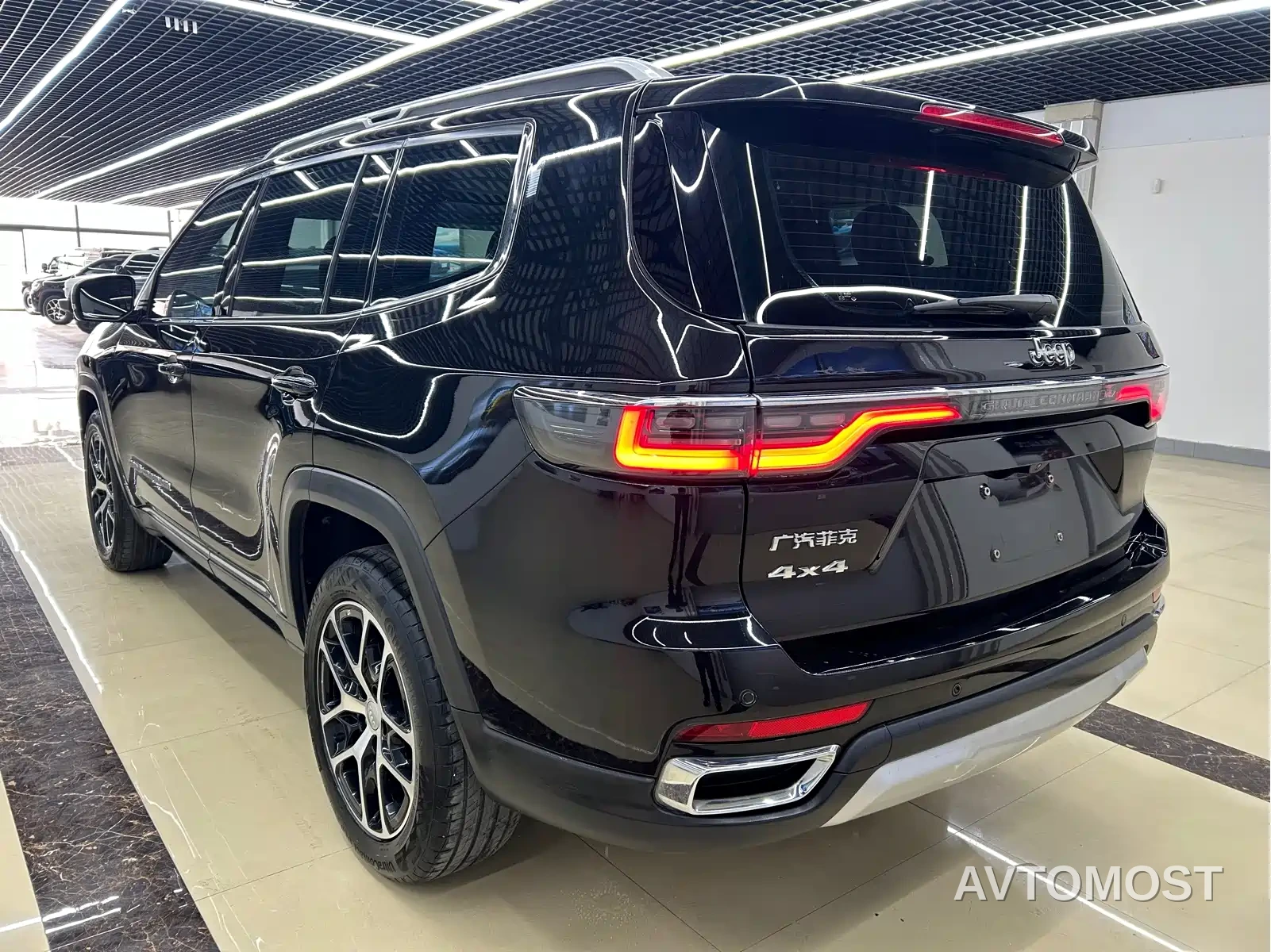 Jeep Grand Commander 2022 2.0T AWD Luxury Edition — фото 5