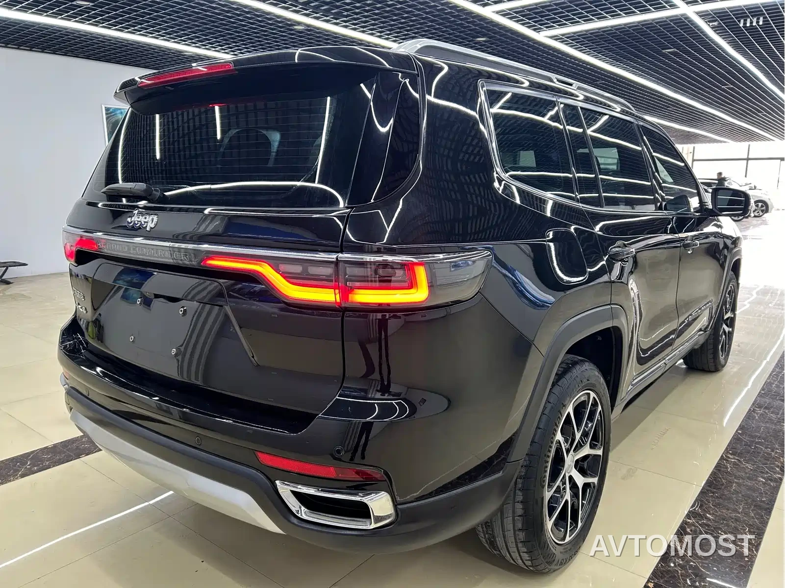 Jeep Grand Commander 2022 2.0T AWD Luxury Edition — фото 6