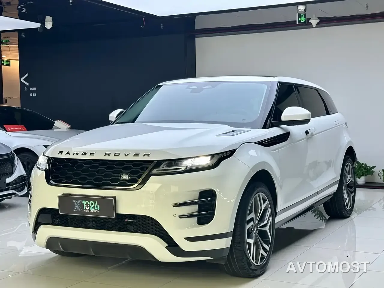 Land Rover Range Rover Evoque New Energy 2023 Range Rover Evoque L P300e Plug-in Hybrid Edition — фото 1