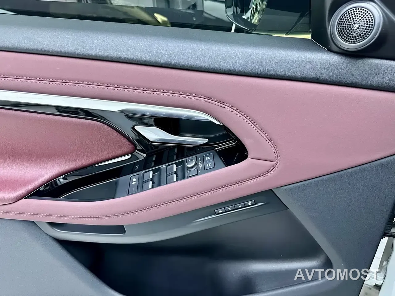 Land Rover Range Rover Evoque New Energy 2023 Range Rover Evoque L P300e Plug-in Hybrid Edition — фото 17
