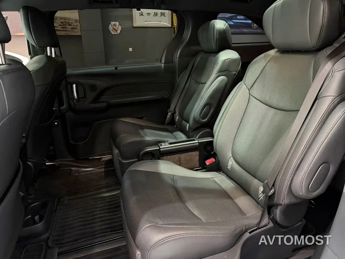 Toyota Granvia 2023 2.5L Hybrid VIP Edition — фото 7